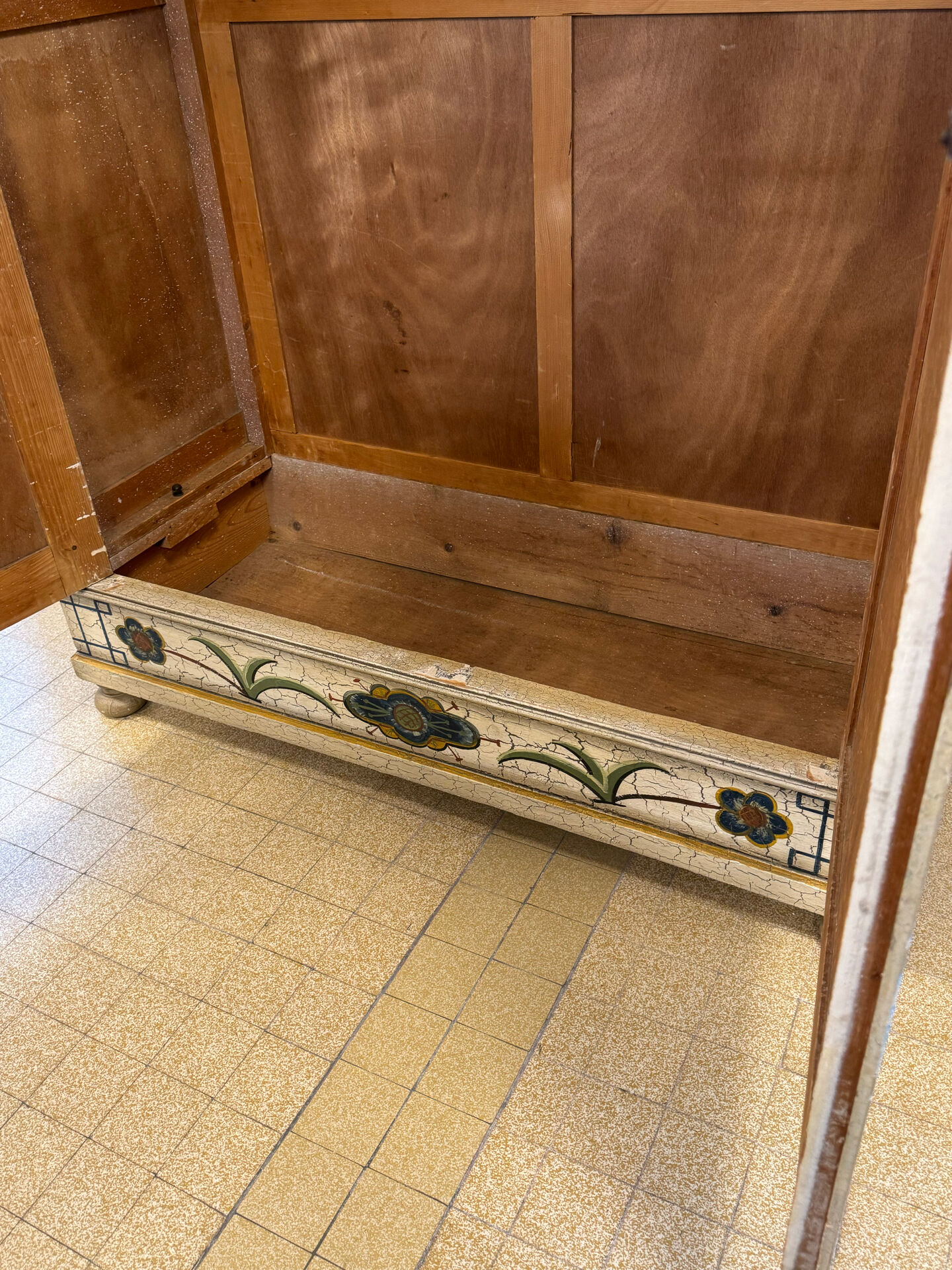 Vosgian wardrobe in painted wood