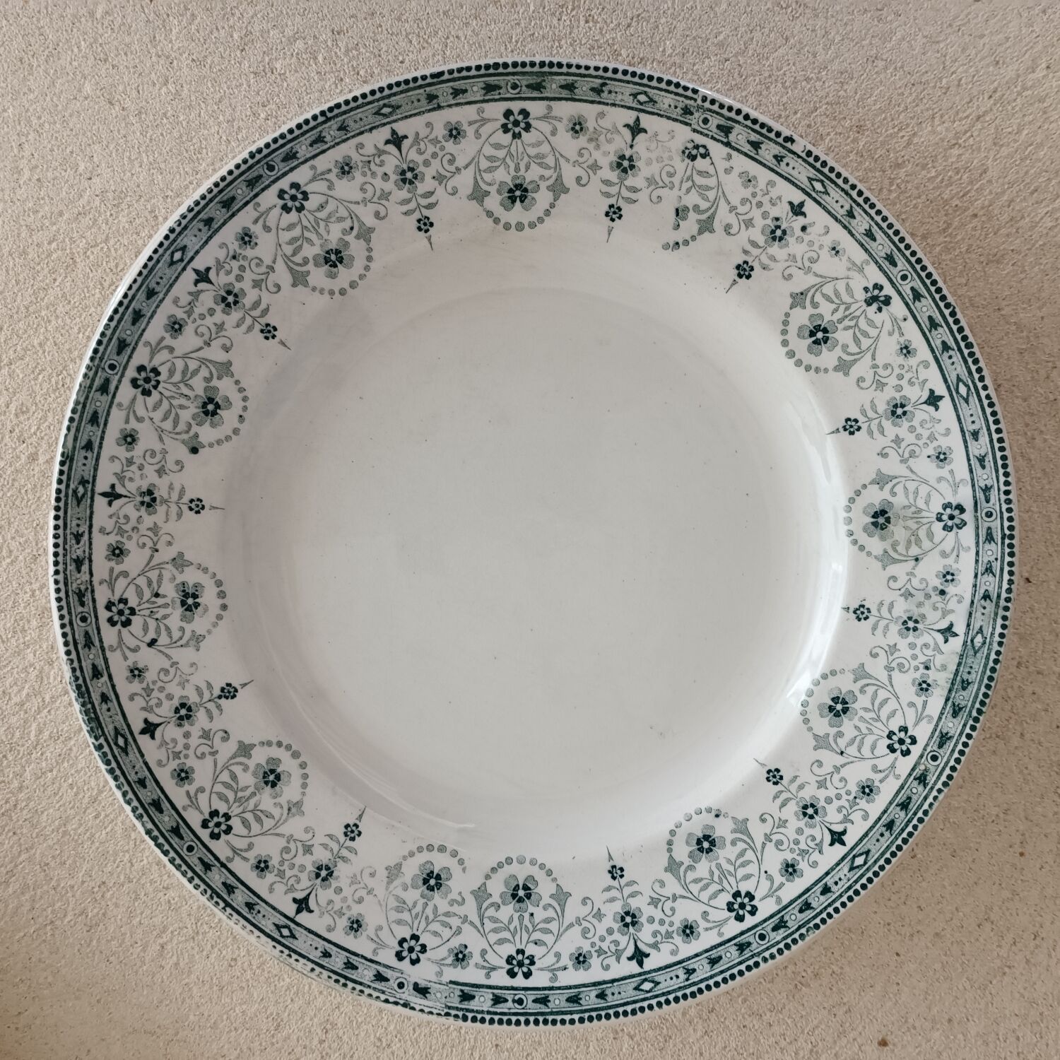 2 flat plates and 1 hollow plate earth of iron