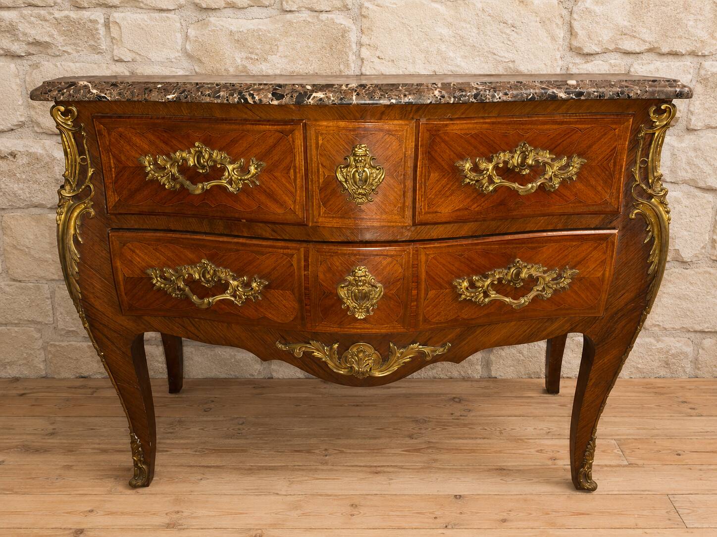 Commode sauteuse galbée de style Louis XV en marqueterie et bronzes dorés (