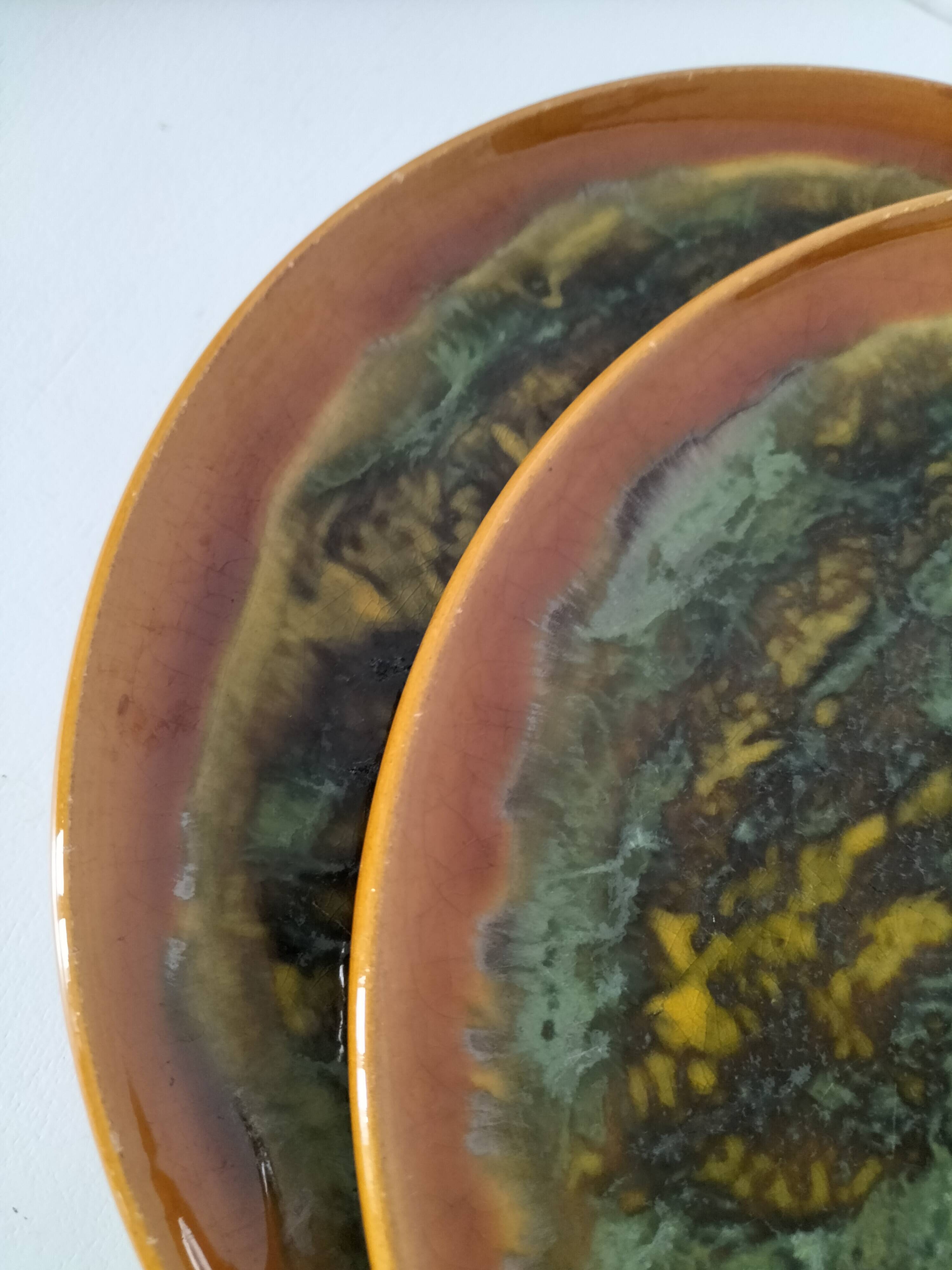 Set of 4 flamed enamel plates in green and amber from the 60s-70s.