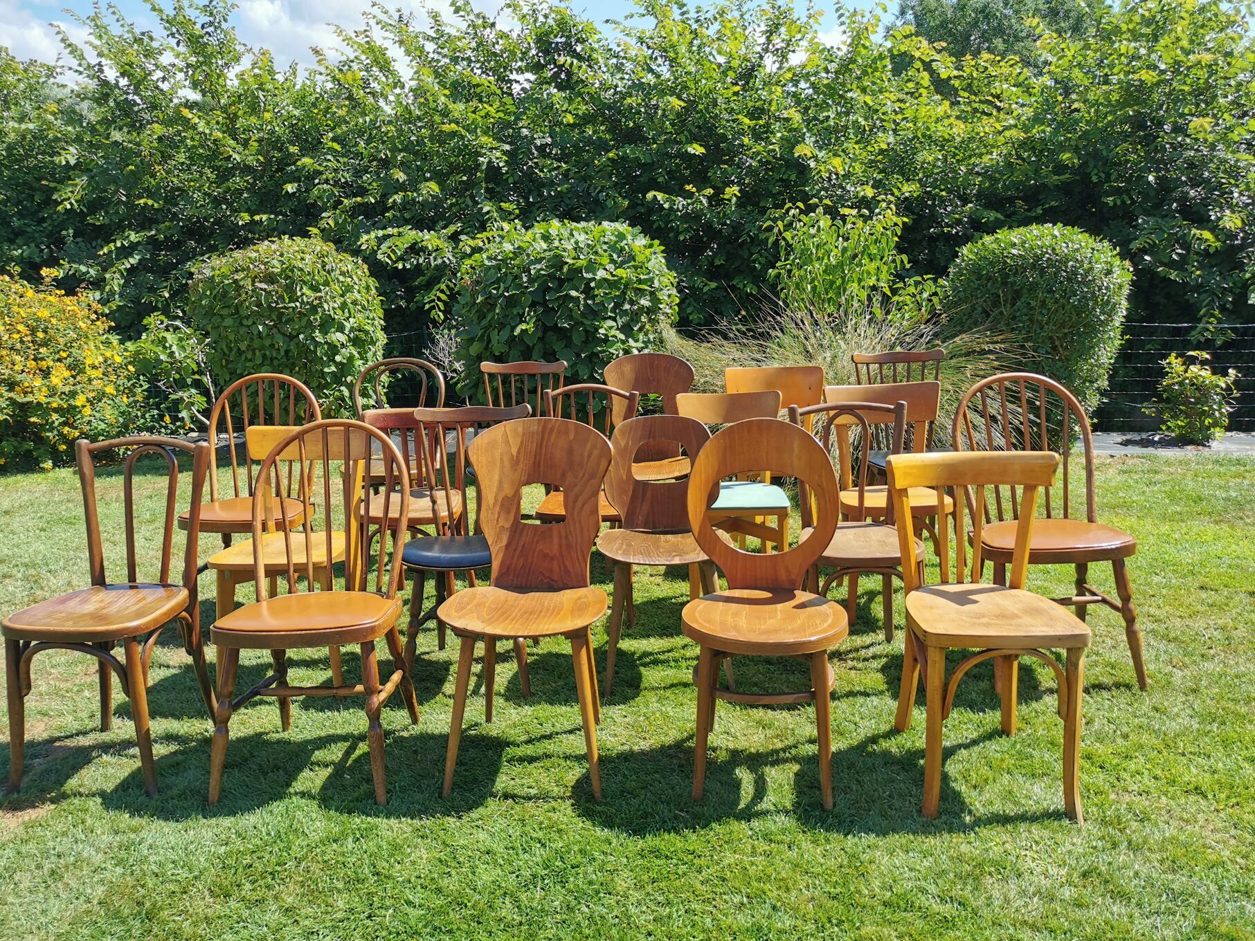 Lot de 20 chaises bistrot dépareillées