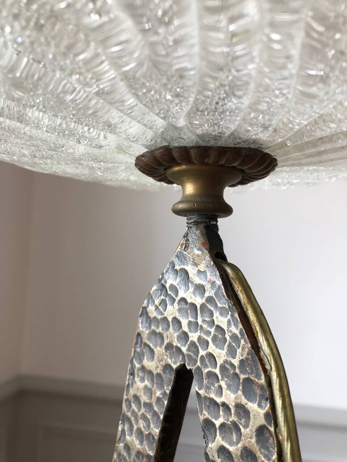 Lampadaire en fer forgé martelé vers 1940