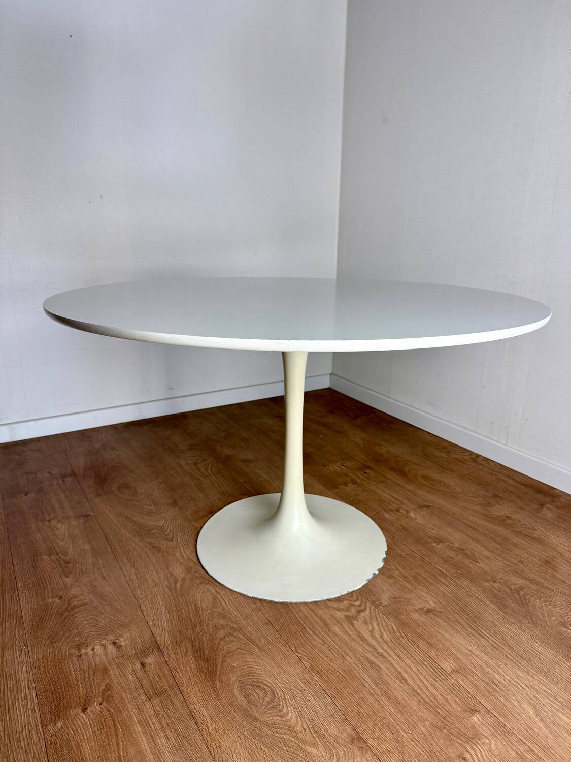 White round tulip-legged table attributed to Arkana