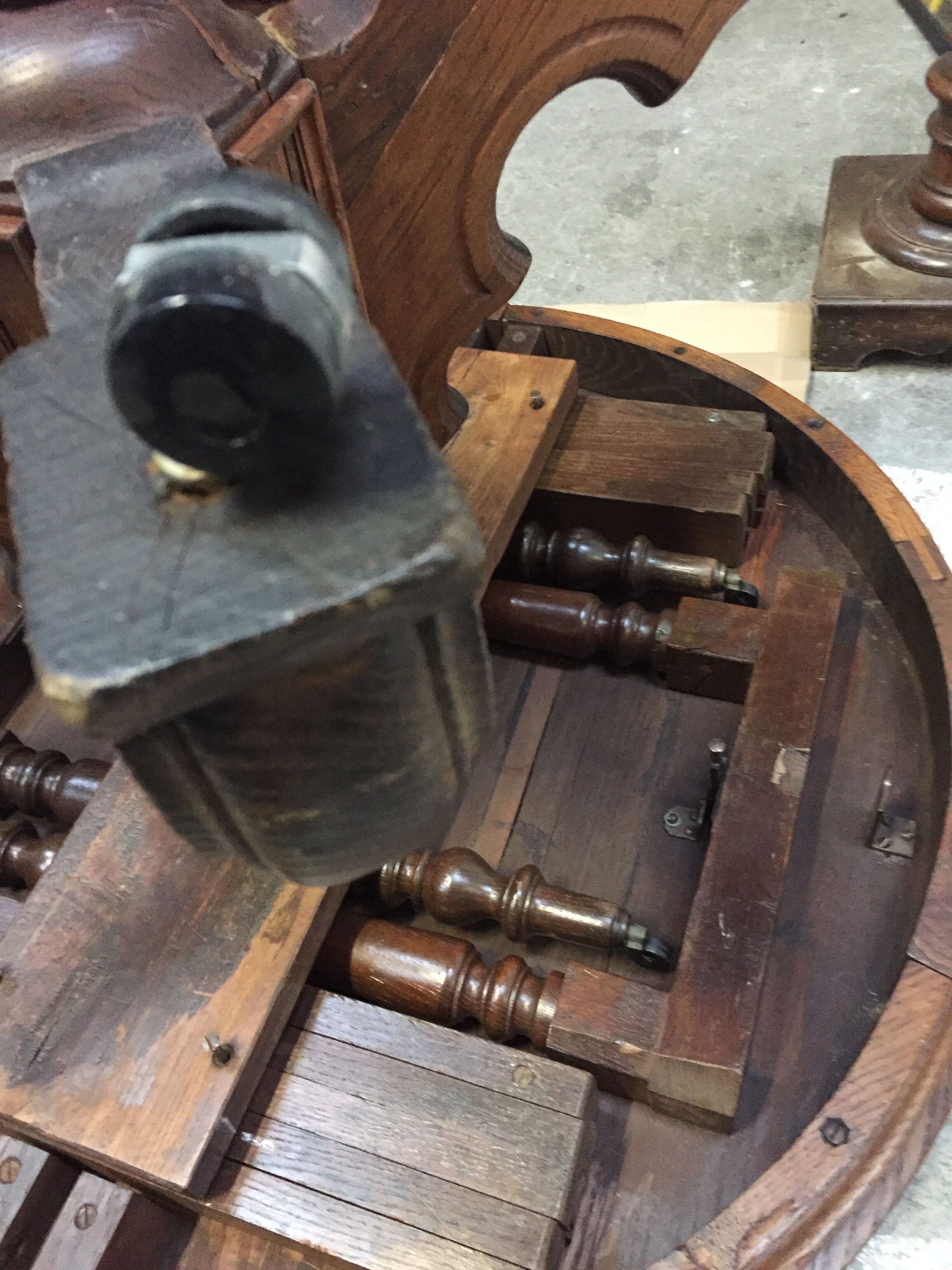 Table round central leg extensions oak end 19 th