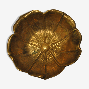 Empty-pocket flower in solid brass