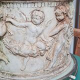 Cache-pot en pierre blanche rond avec une farandole de anges