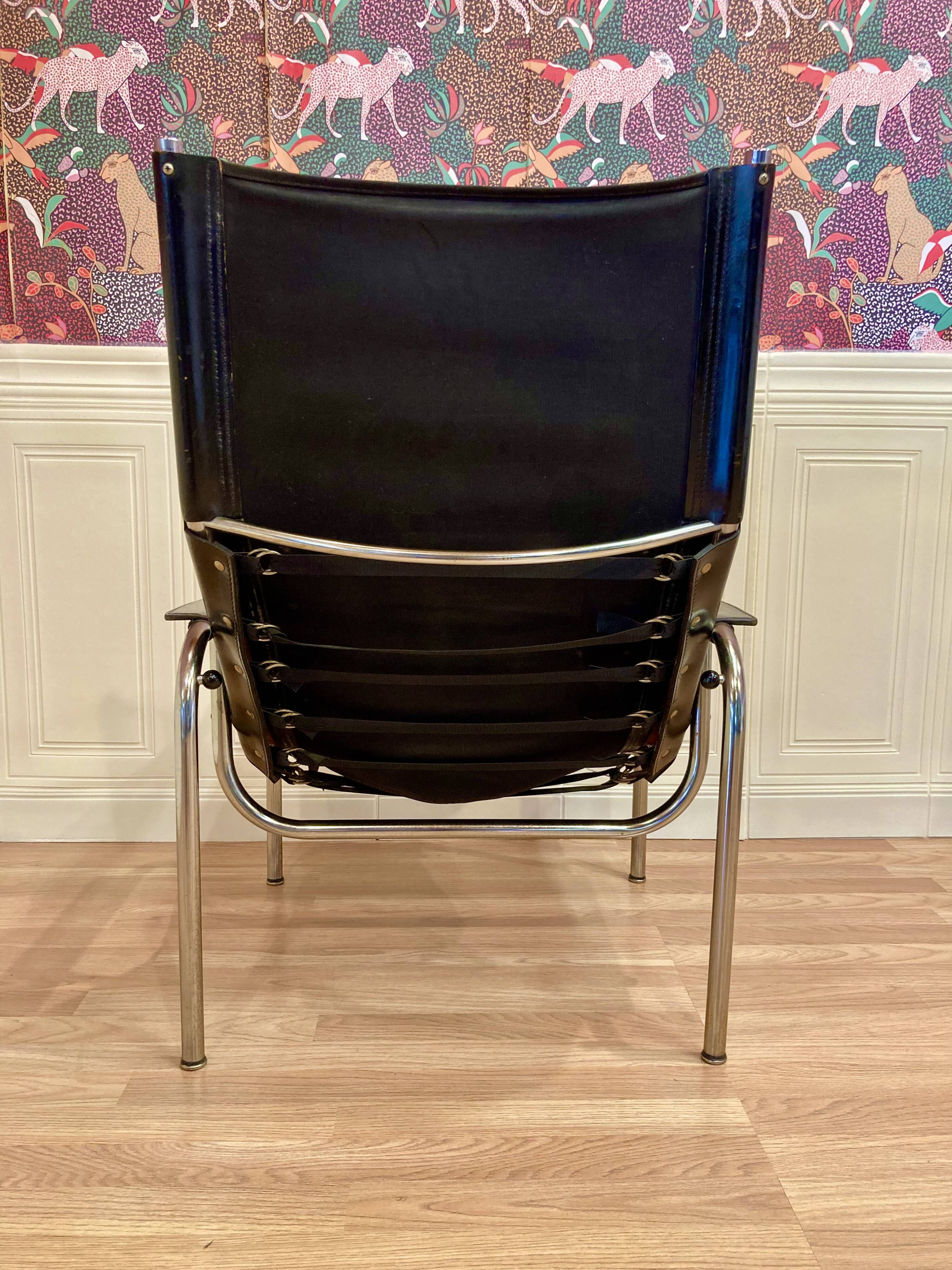 Set of 2 black leather and chrome reclining chairs designed by Hans Eichenberger.