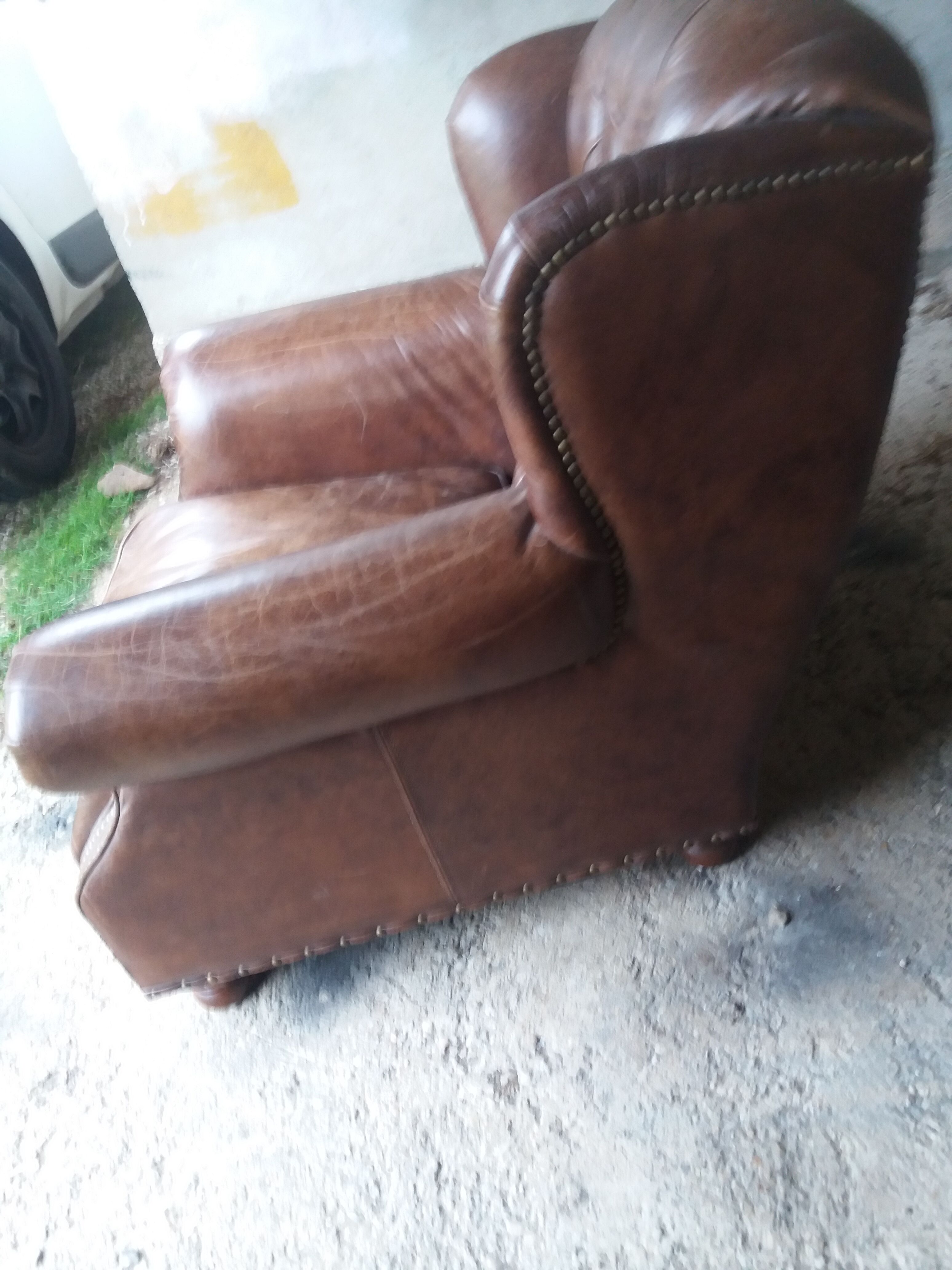 Fauteuil chesterfield à oreille cuir