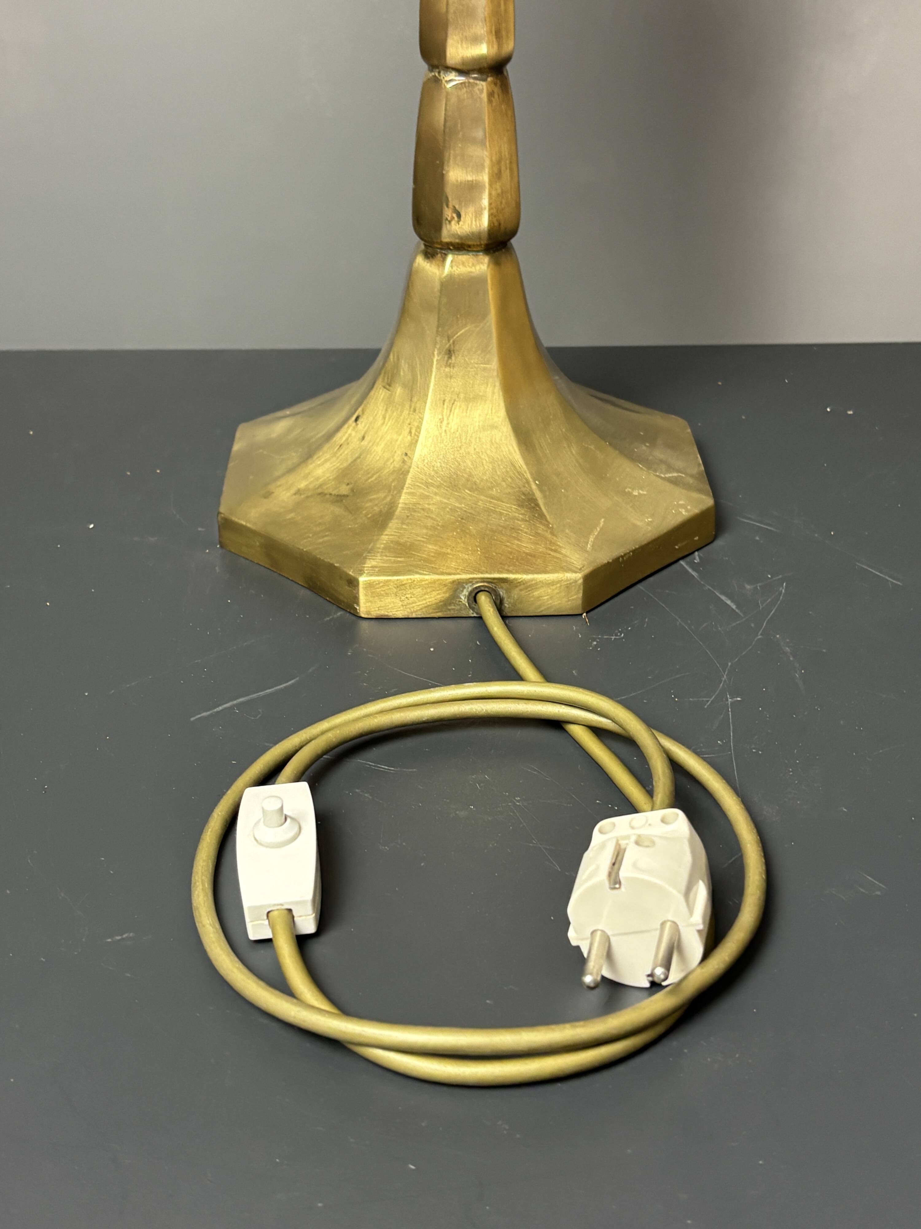 Lampe de table en rattan, bambou et laiton à tige en crayon du milieu du siècle. Années 1970.