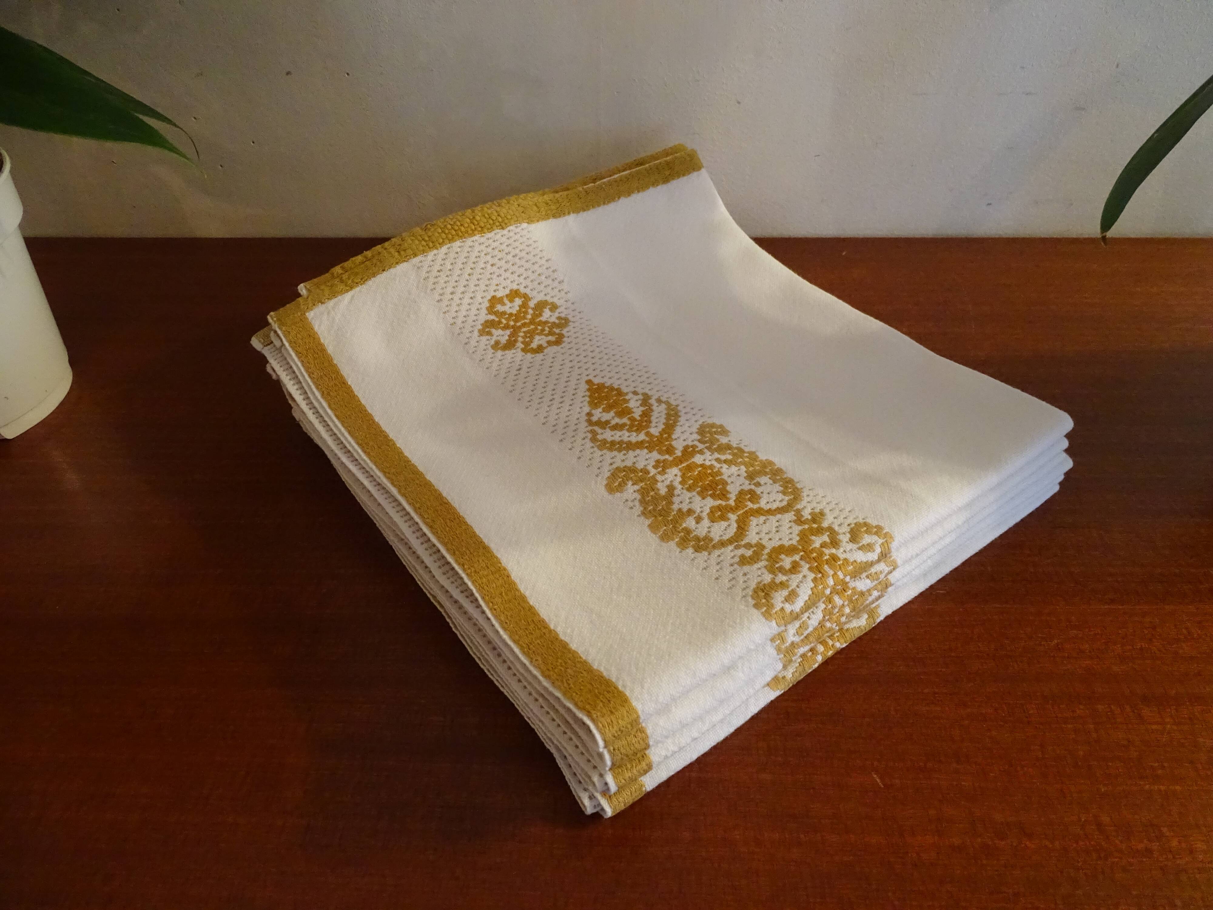 6 serviettes de table brodées blanches et camel 47 x 45