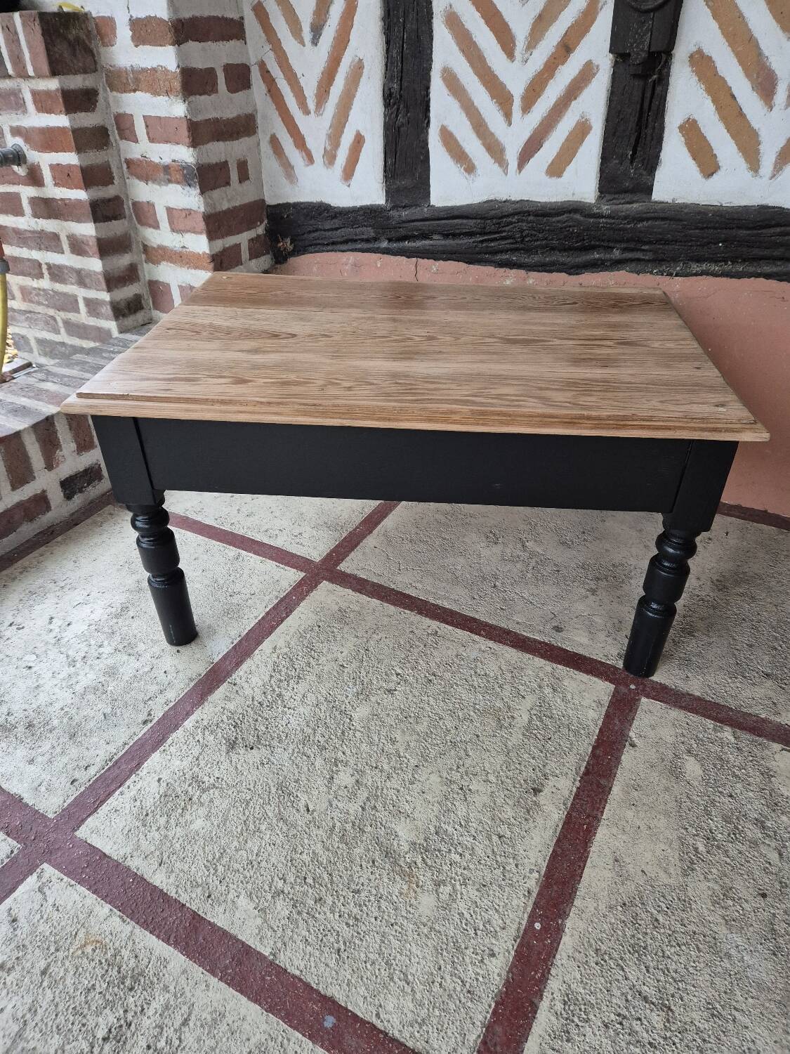 Table de salon ancienne bois brut noire