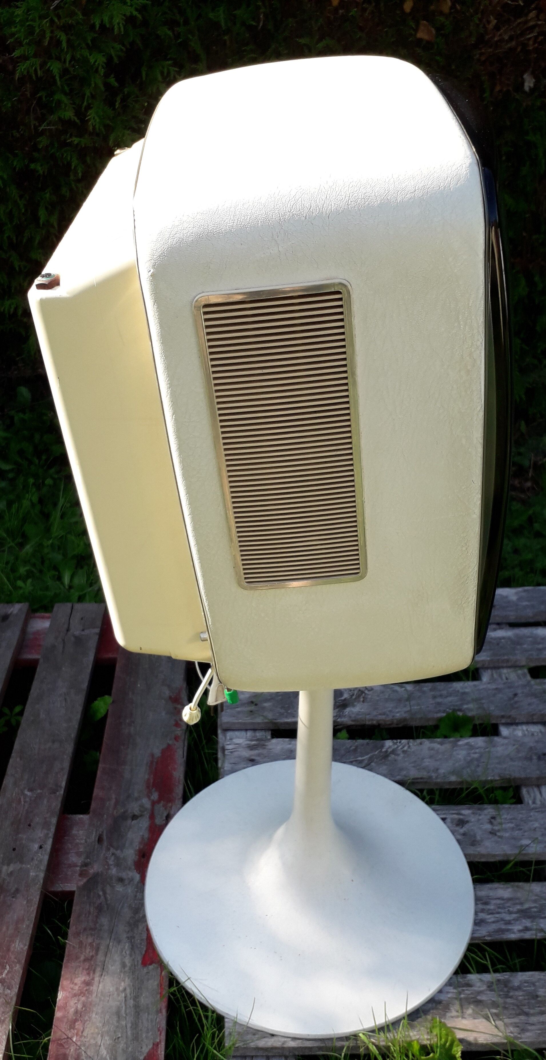 Télévision continental edison sur son pied tulipe