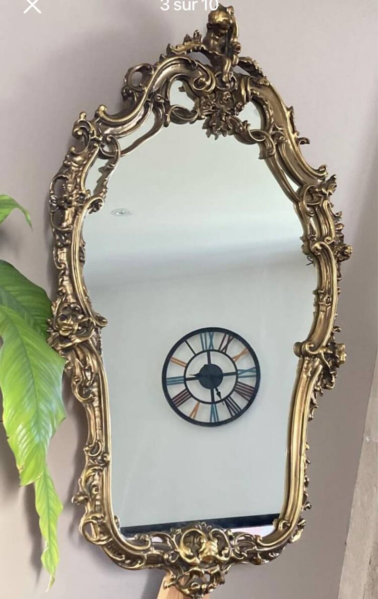 Rocaille style mirror from the 20th century in wood and gilded stucco, Putto on the pediment