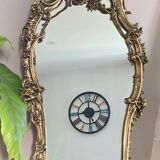 Rocaille style mirror from the 20th century in wood and gilded stucco, Putto on the pediment