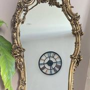 Rocaille style mirror from the 20th century in wood and gilded stucco, Putto on the pediment