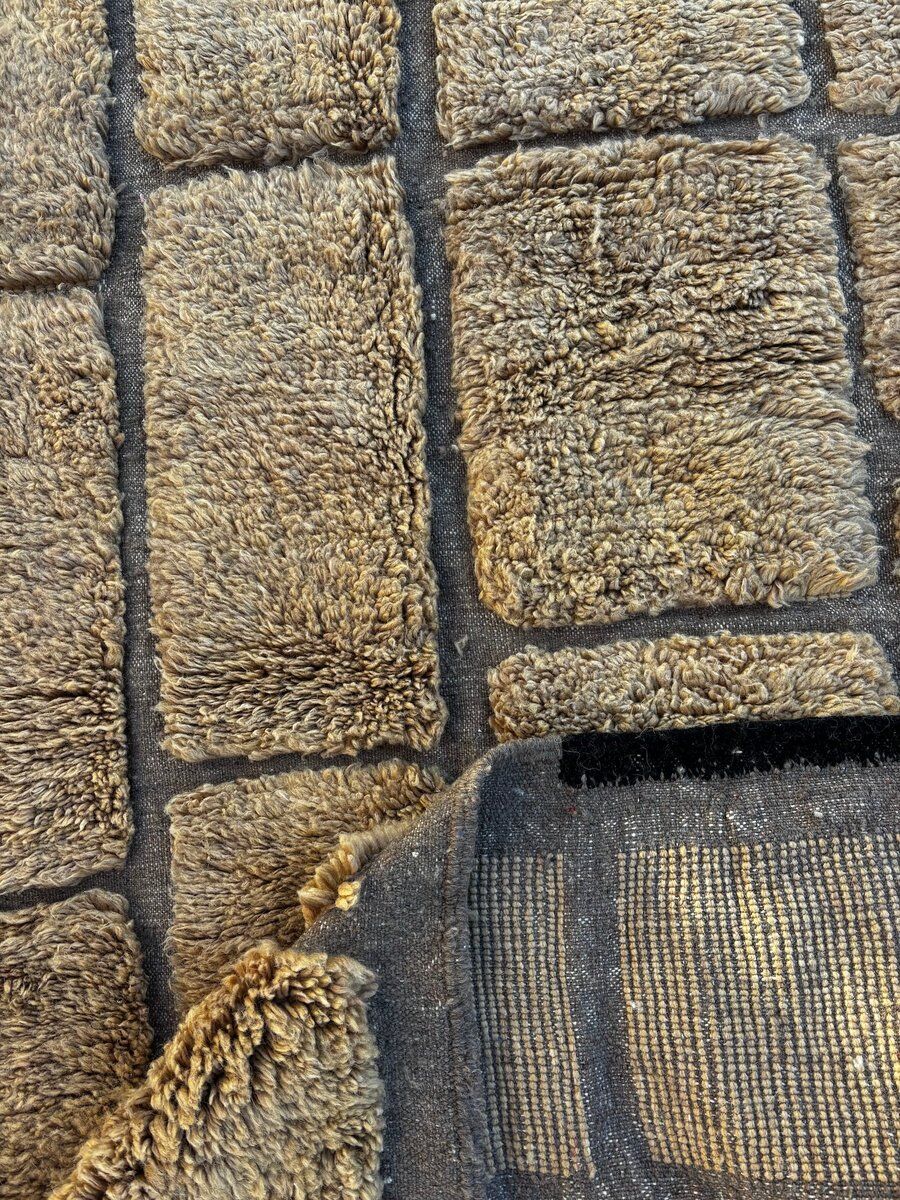 Modern Moroccan Berber rug M'rirt in wool.