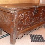 Coffre ancien en bois sulpte