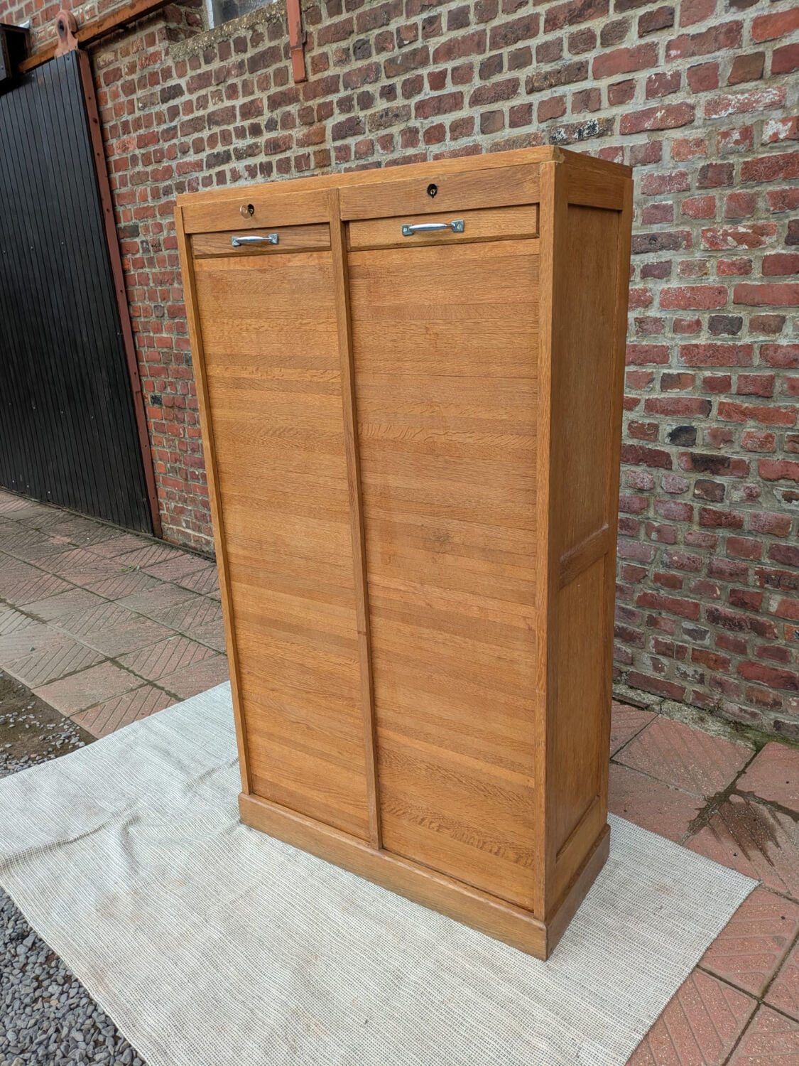 Curtain-top filing cabinet