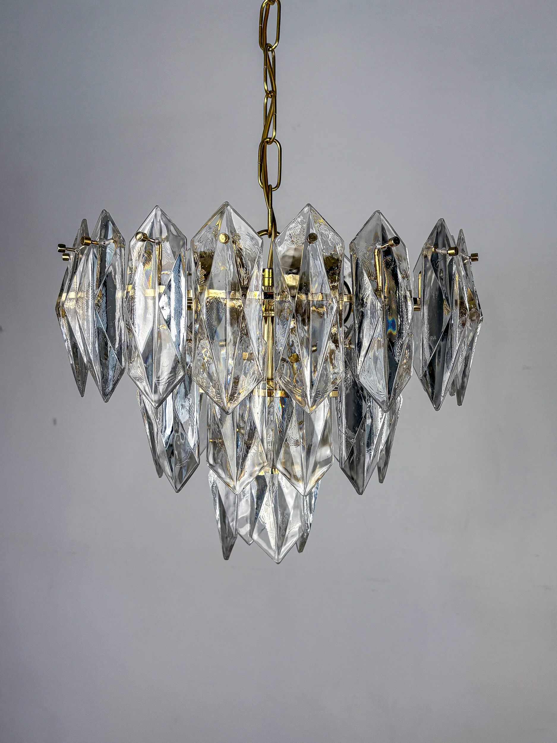 Suspension JT Kalmar, en verre taillé, 3 niveaux, Autriche, vers les années 1970.