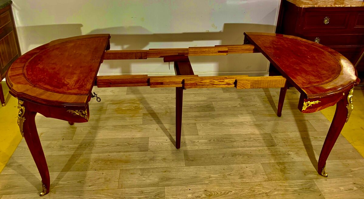 Round table style louis xv, marquetry of rosewood, possibility of extensions.