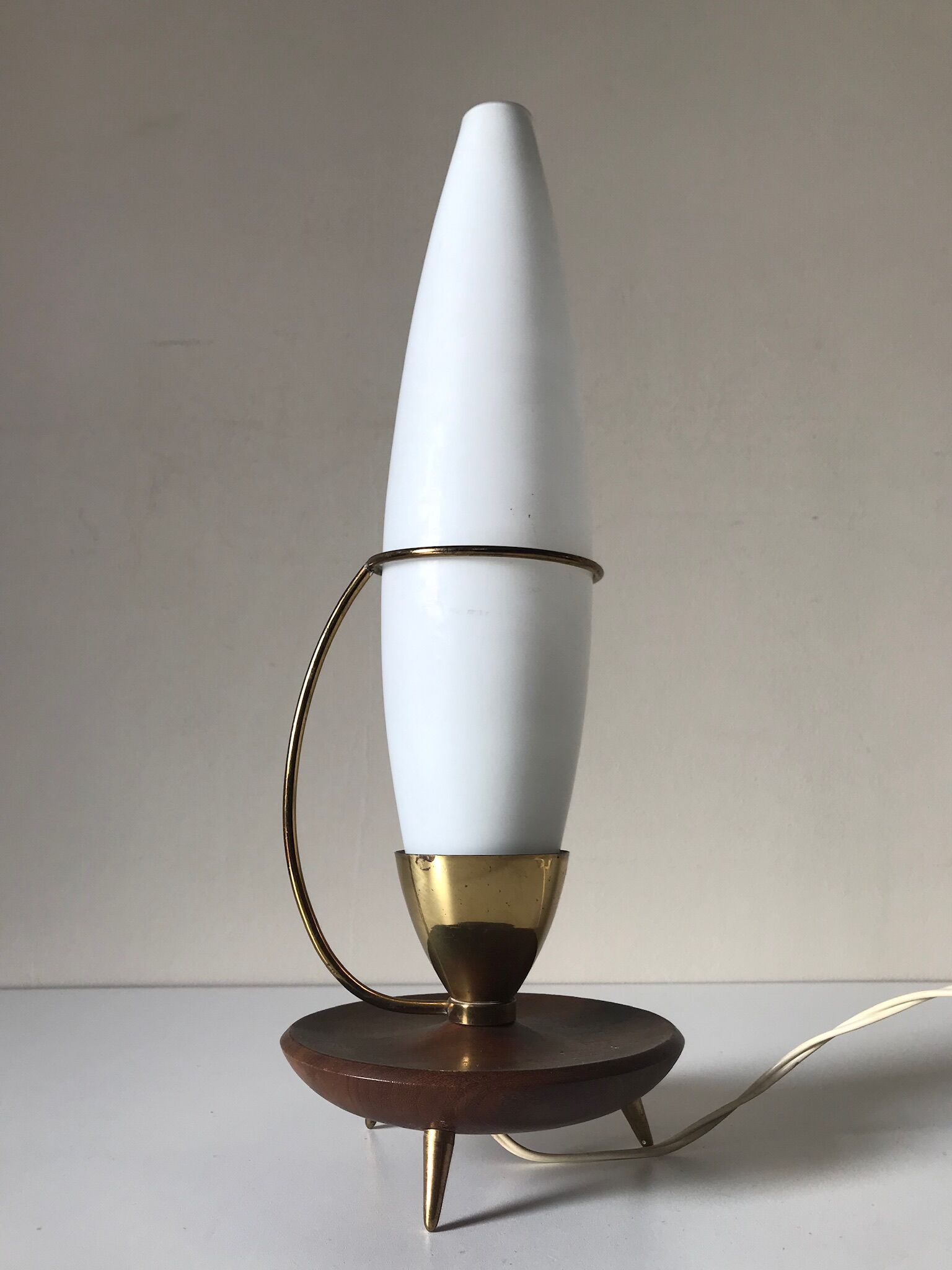 Lampe tripode teck et opaline vintage 1960