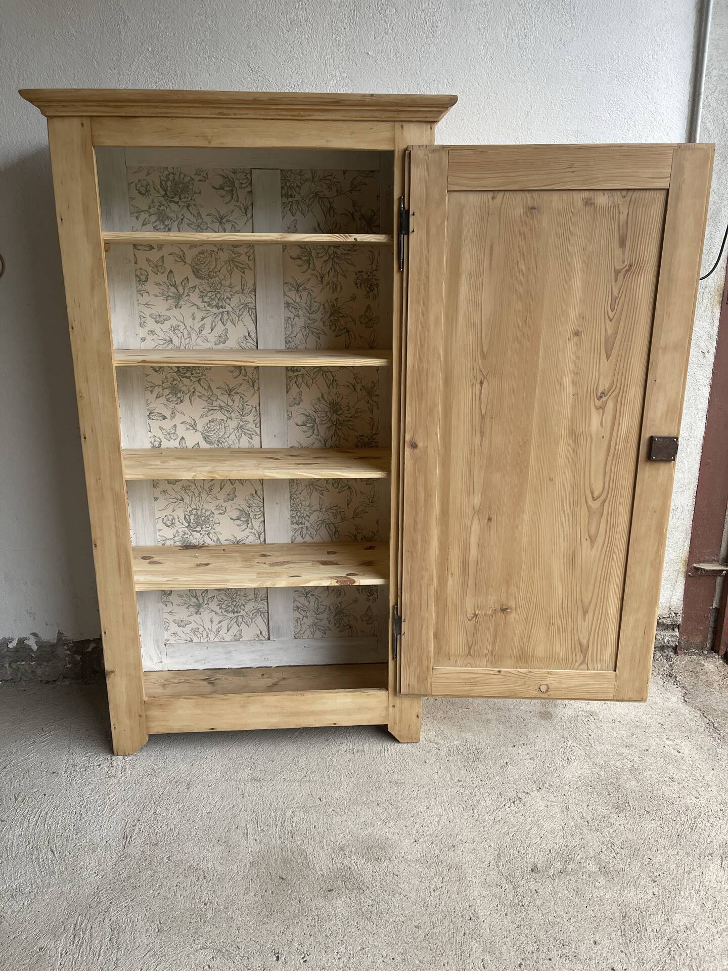 Hat cabinet