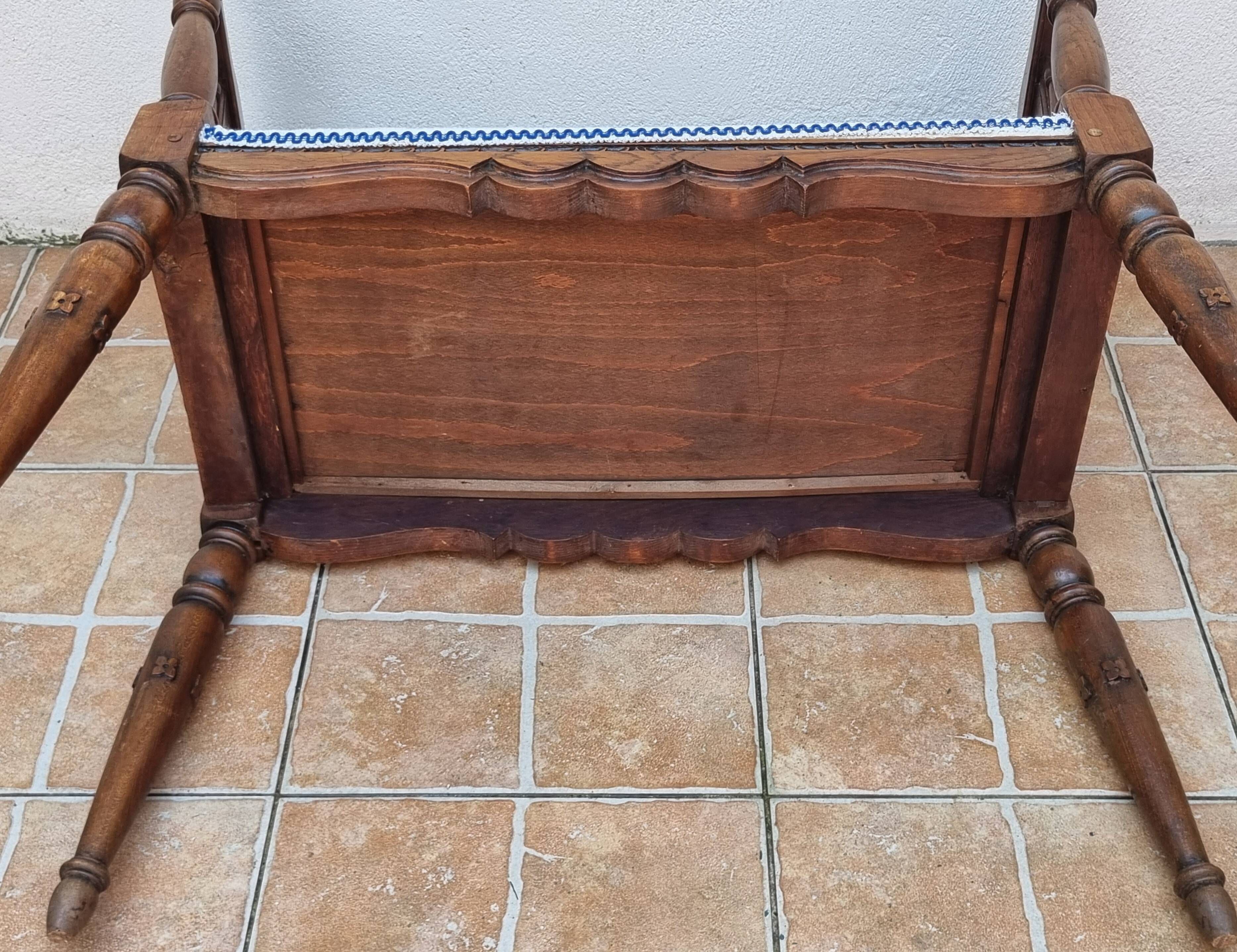 Window bench in carved walnut, late 19th century, renovated seat, 70 cm
