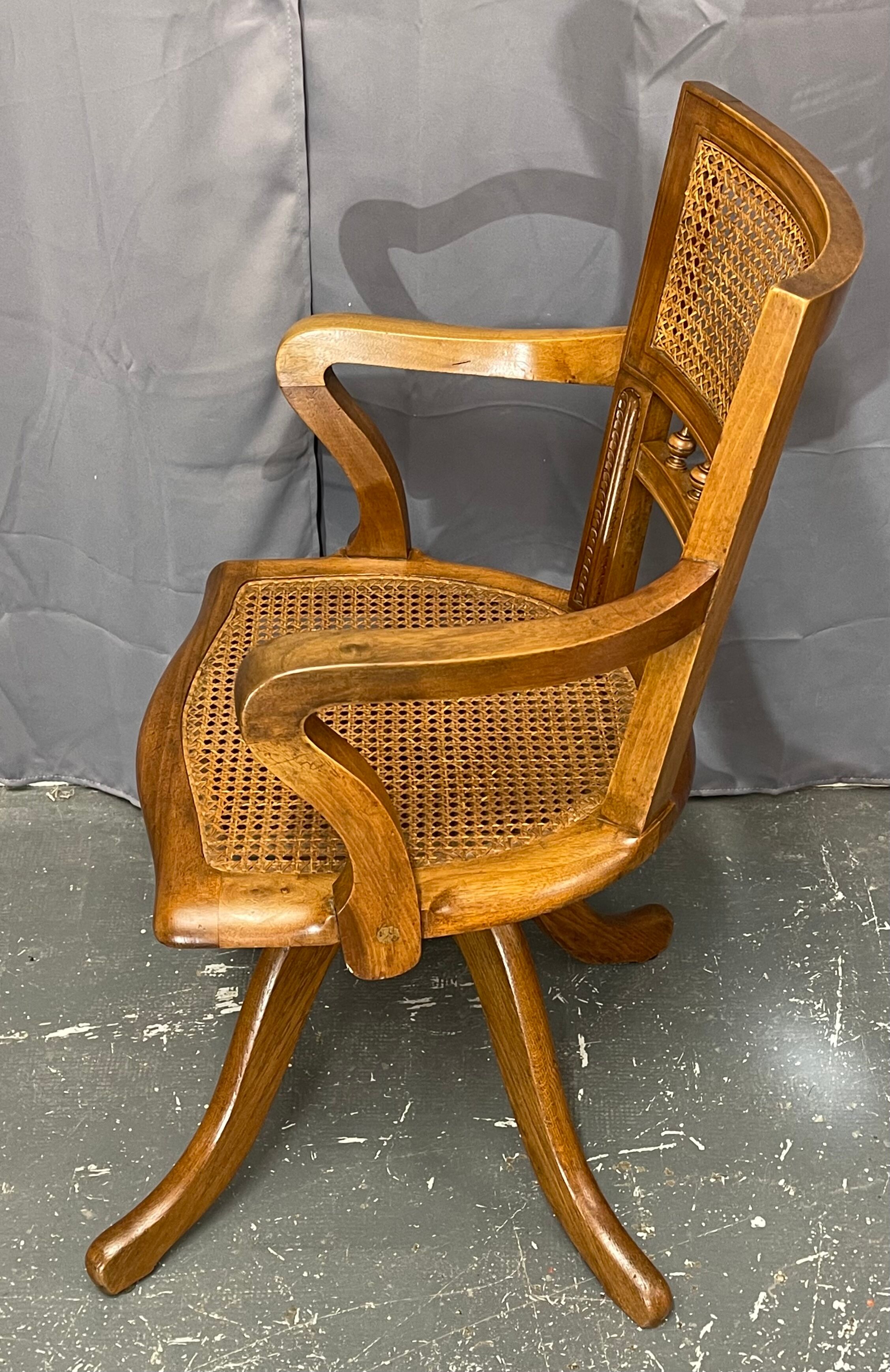 Fauteuil de bureau américain canné époque 1900