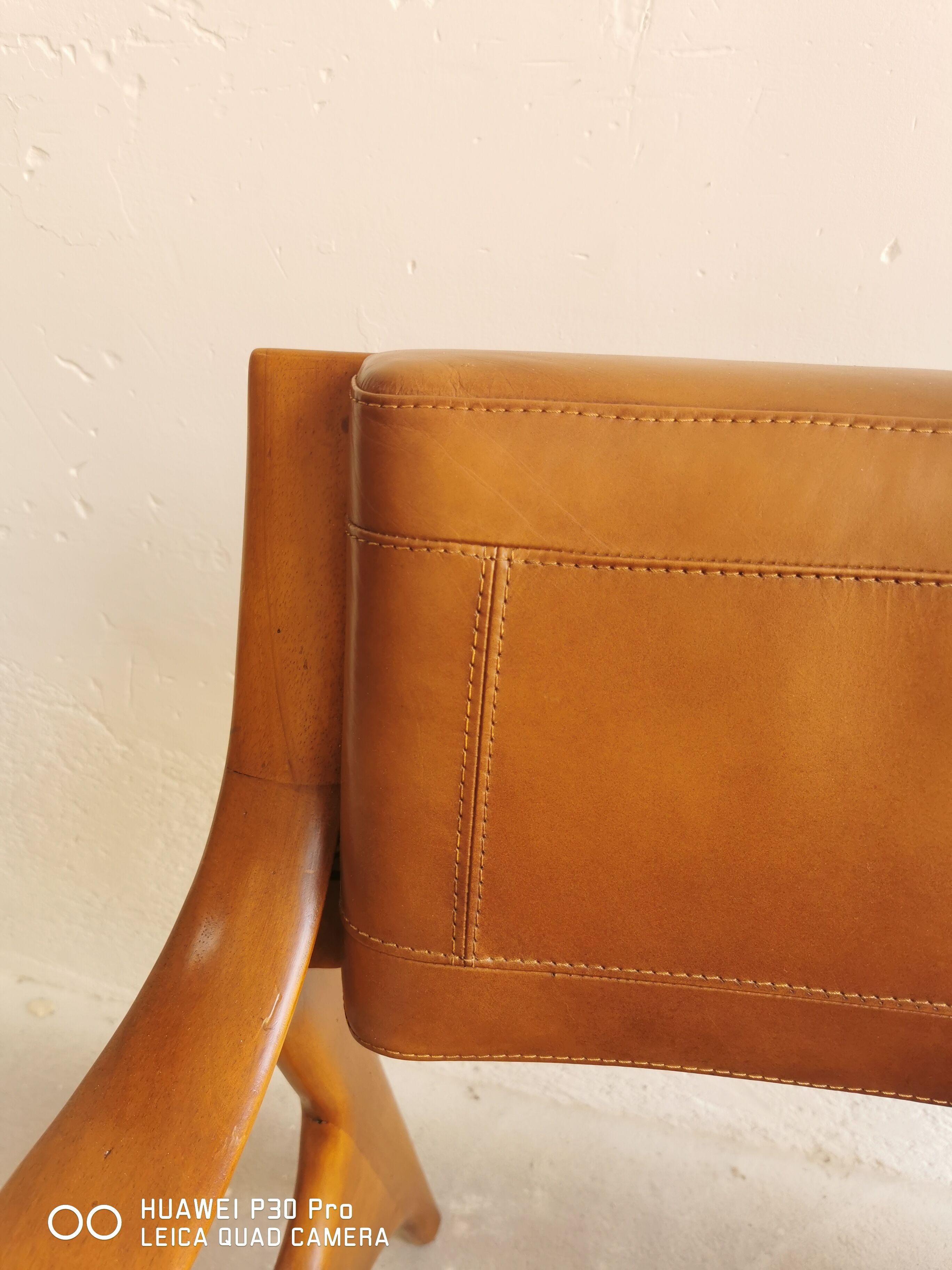 Fauteuil scandinace en cuir et noyer de Ferdinand 1960