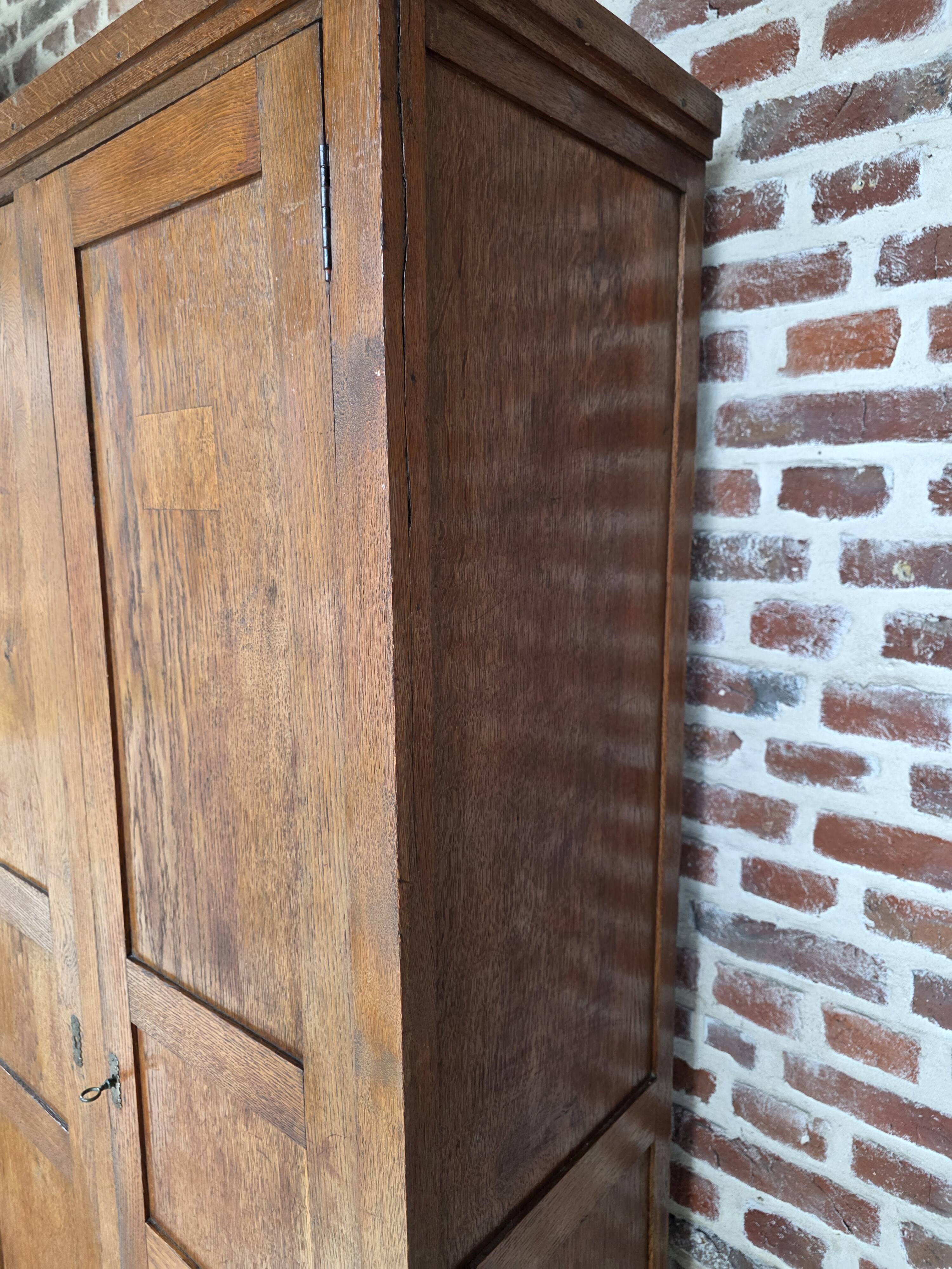 Armoire parisienne ancienne en chêne