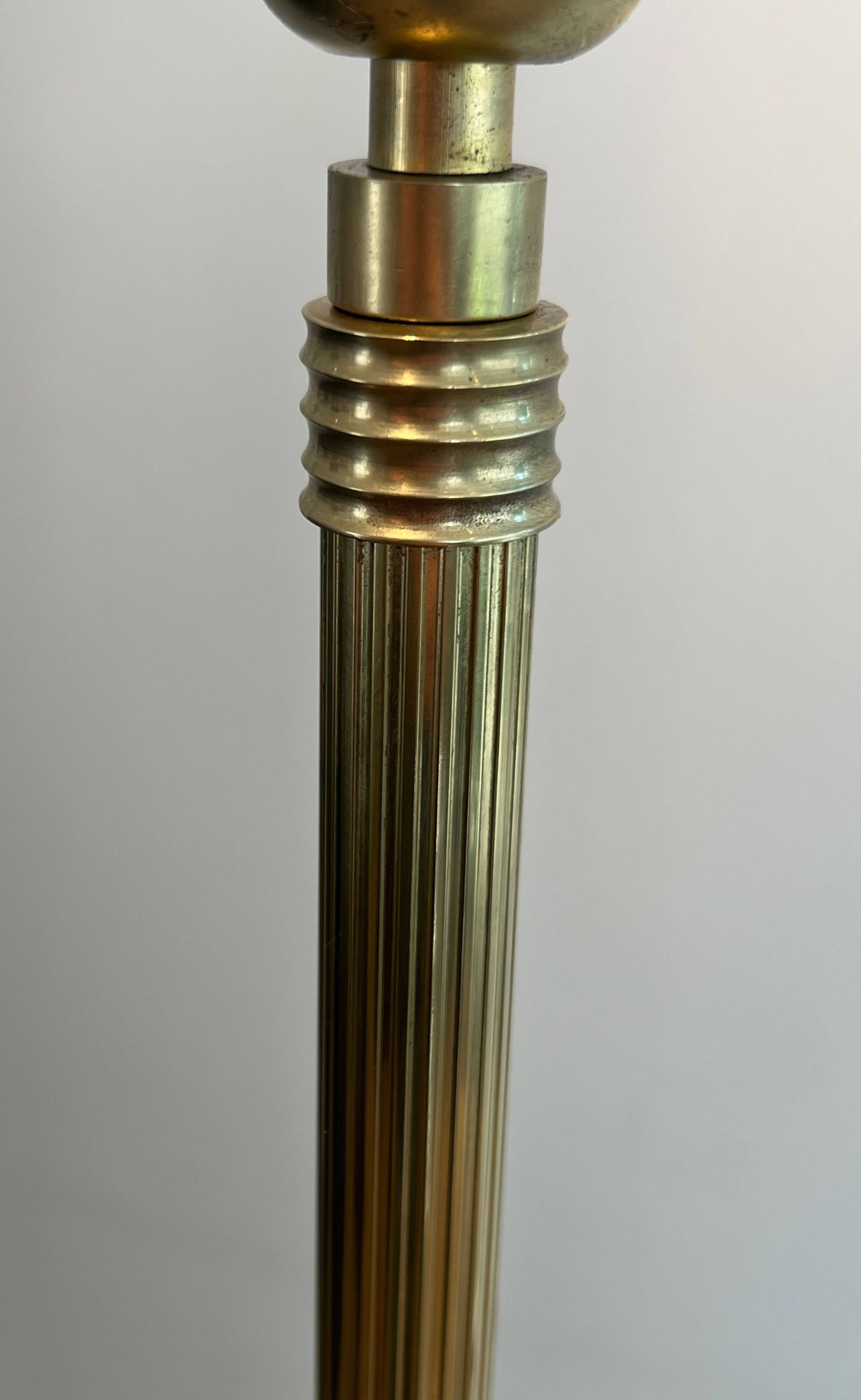 Lampadaire de parquet de style néoclassique en laiton à pieds griffes de la Maison Jansen