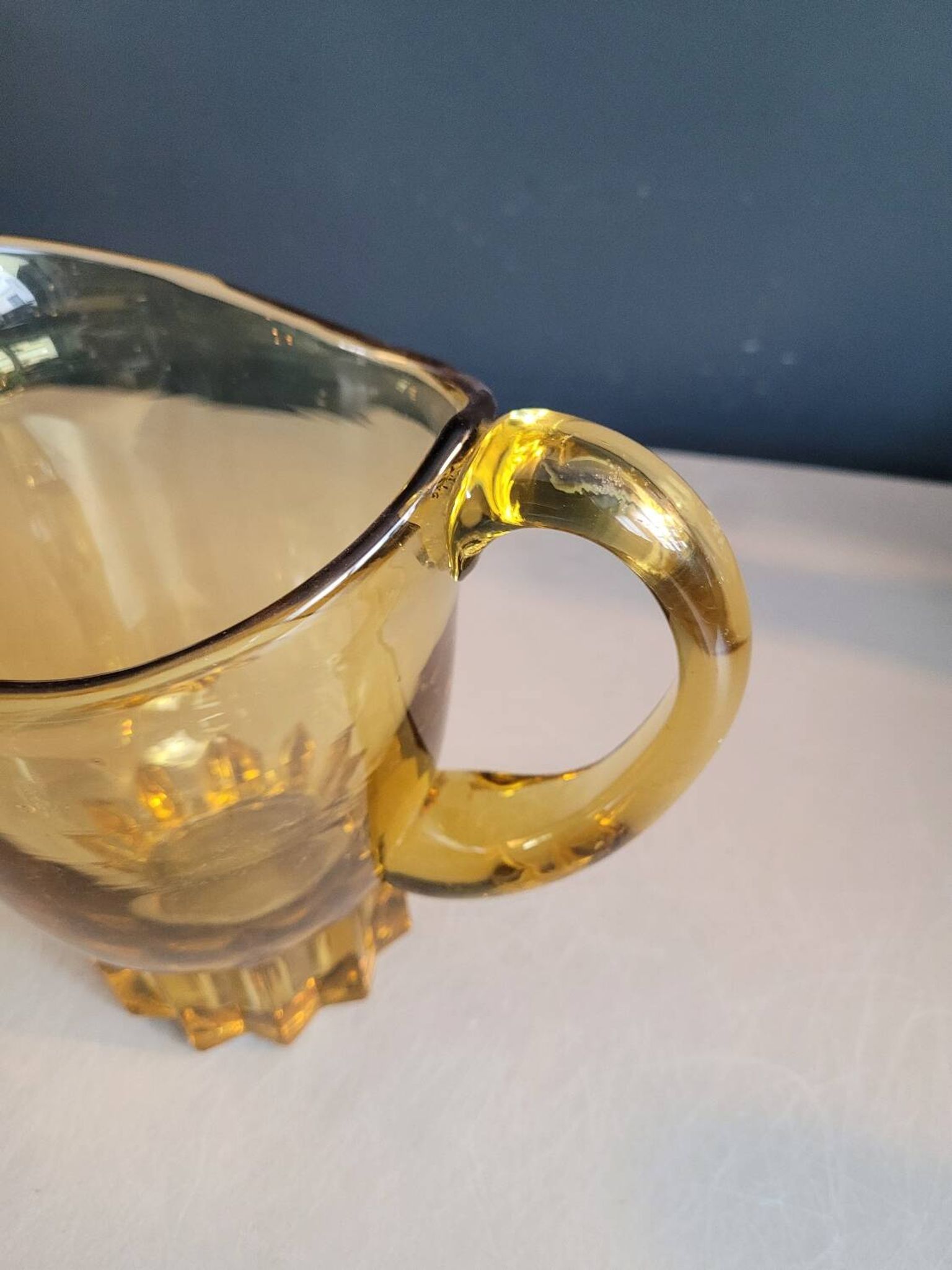 Pichet vintage en verre teinté jaune