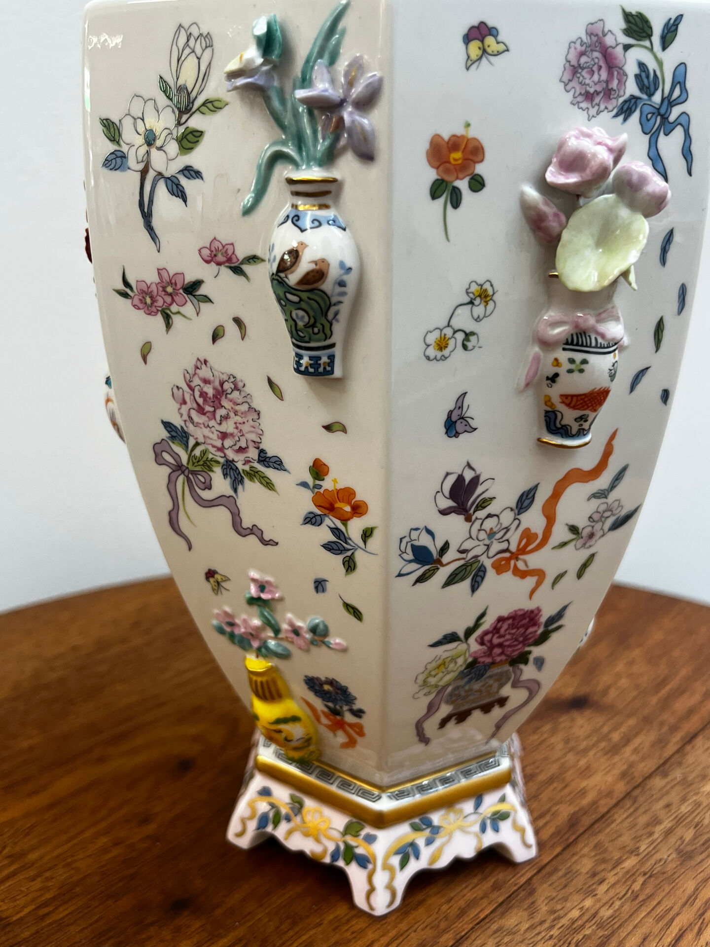 Porcelain vase with flower decorations by Dawen Wang.