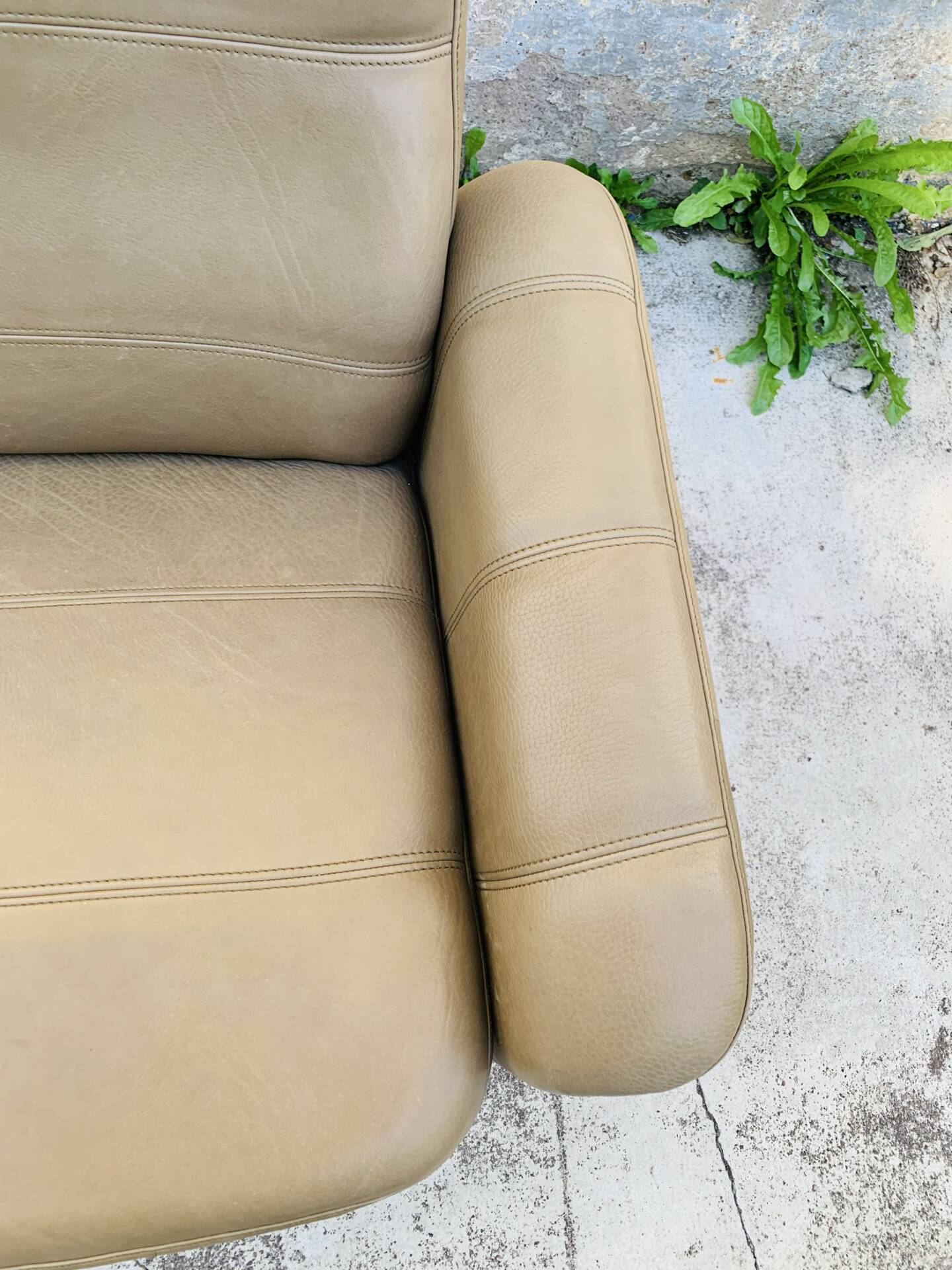 Vintage De Sede leather swivel chair, tulip base.