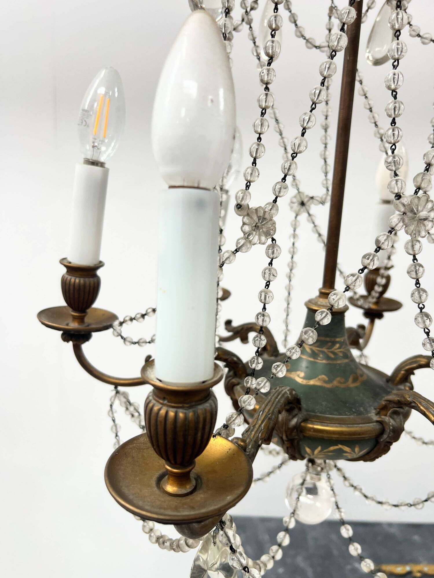 Louis XVI style chandelier with a pearl garland and painted tin, 20th century.