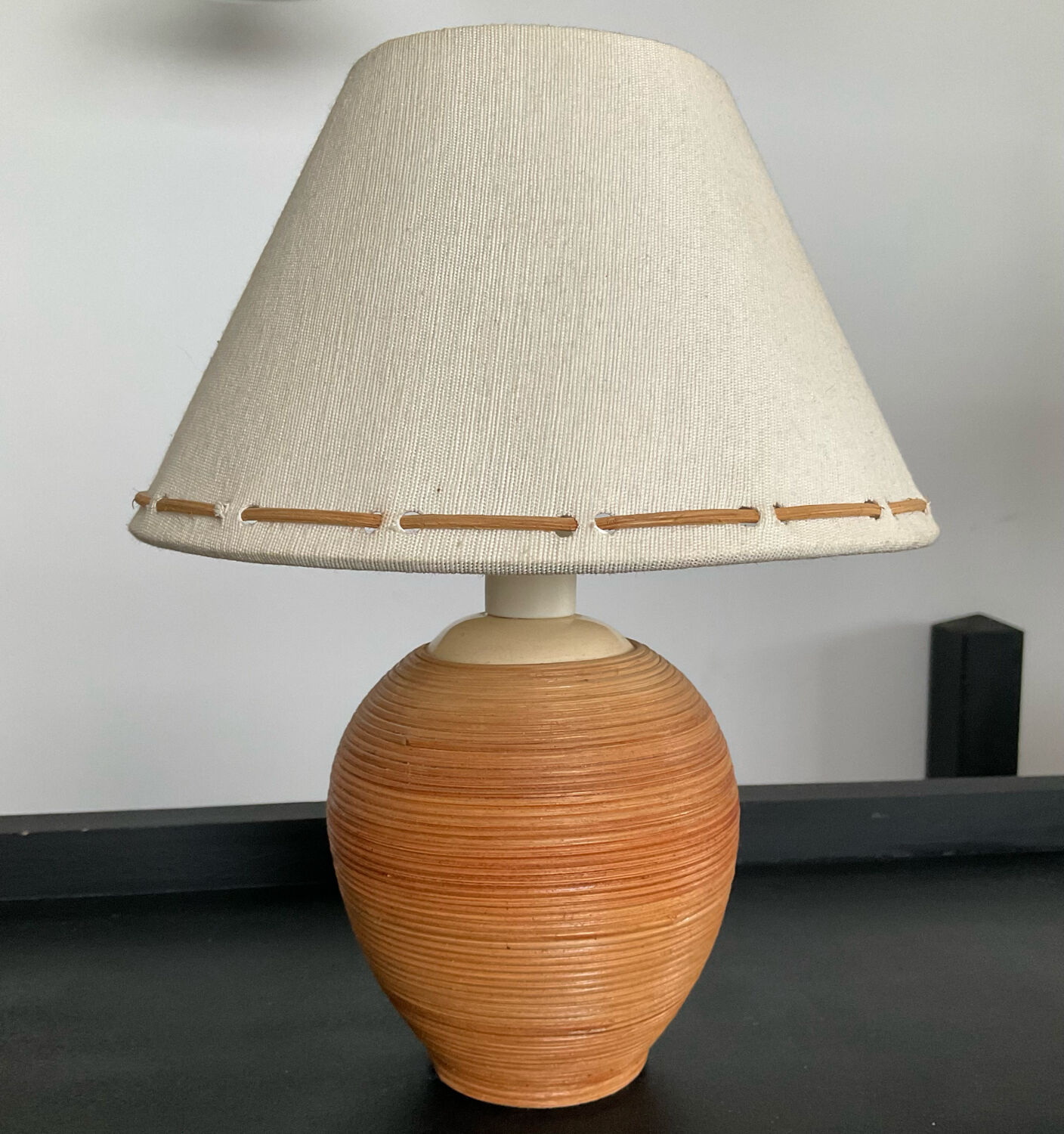 Vintage lamp from the 70s in ceramic and wicker