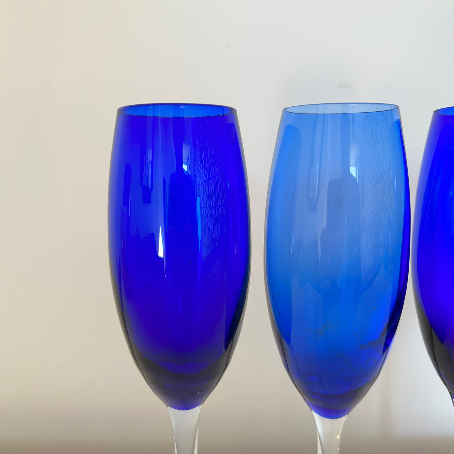 Set of 4 blue flutes