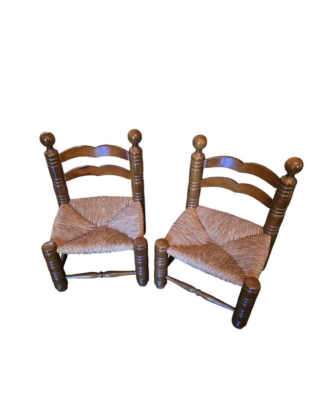 Pair of low fireplace chairs in turned wood and straw, Charles style.