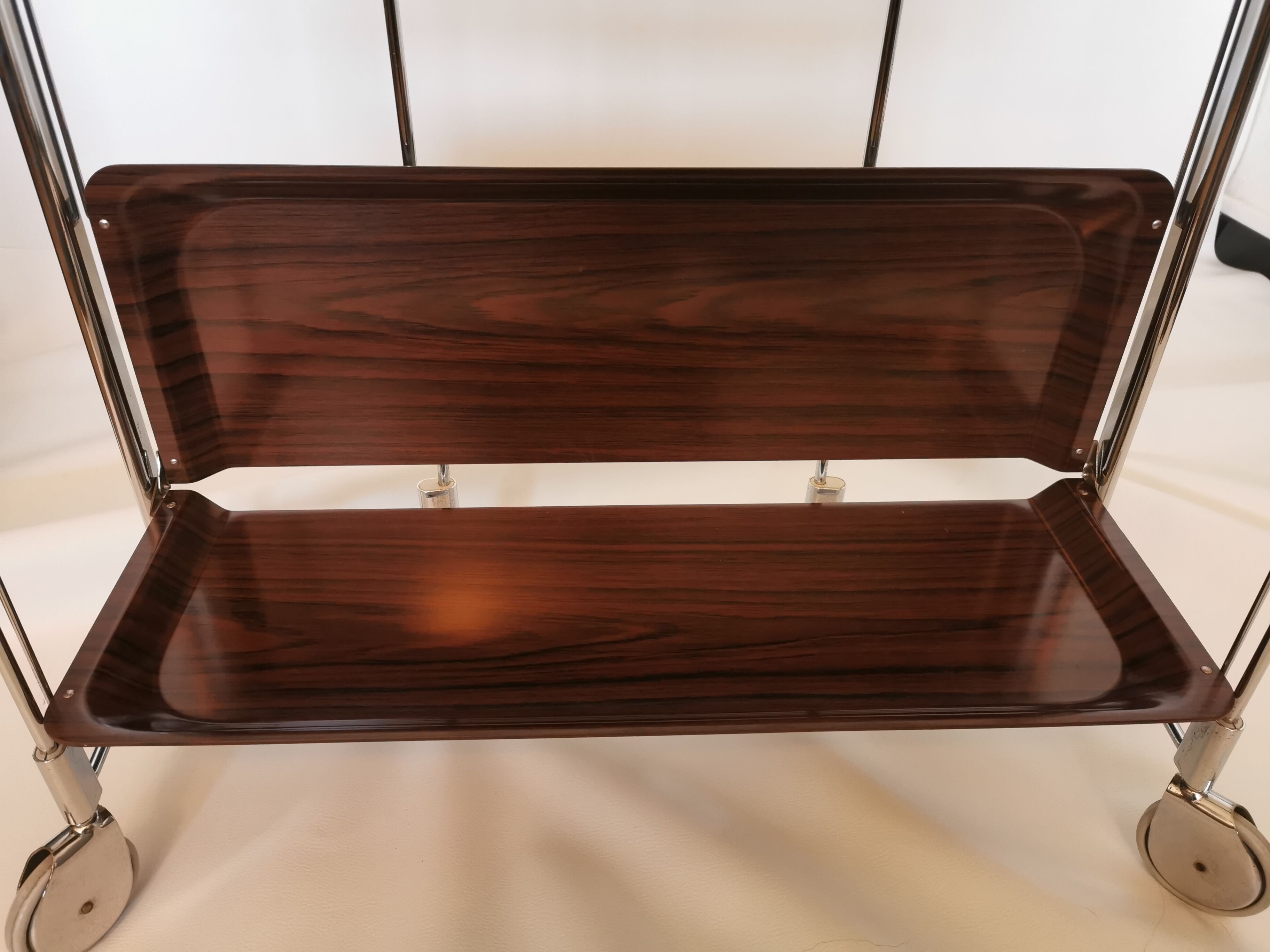 Rolling dessert, trolley says 'dinett'