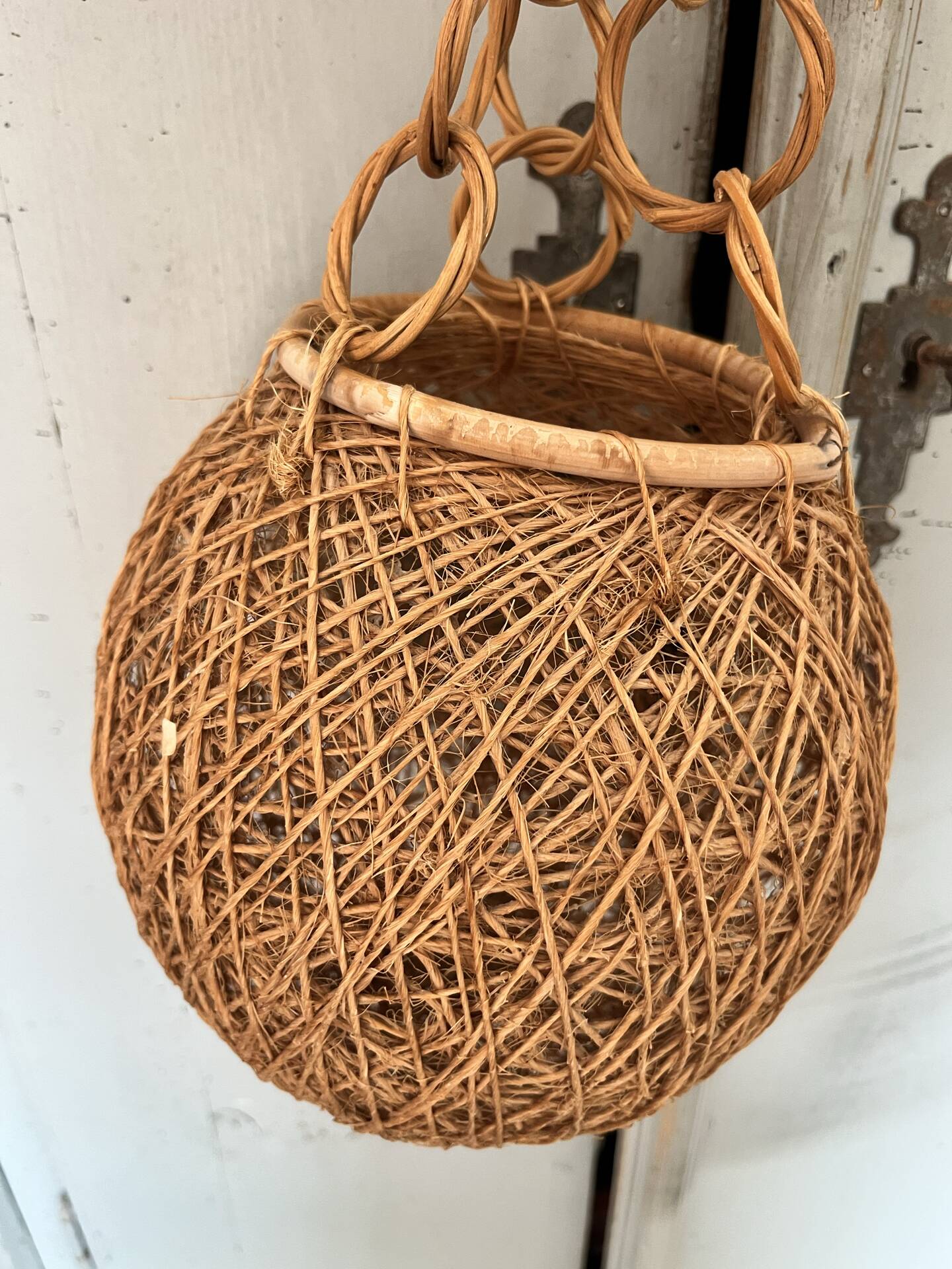 Suspension ball in rope