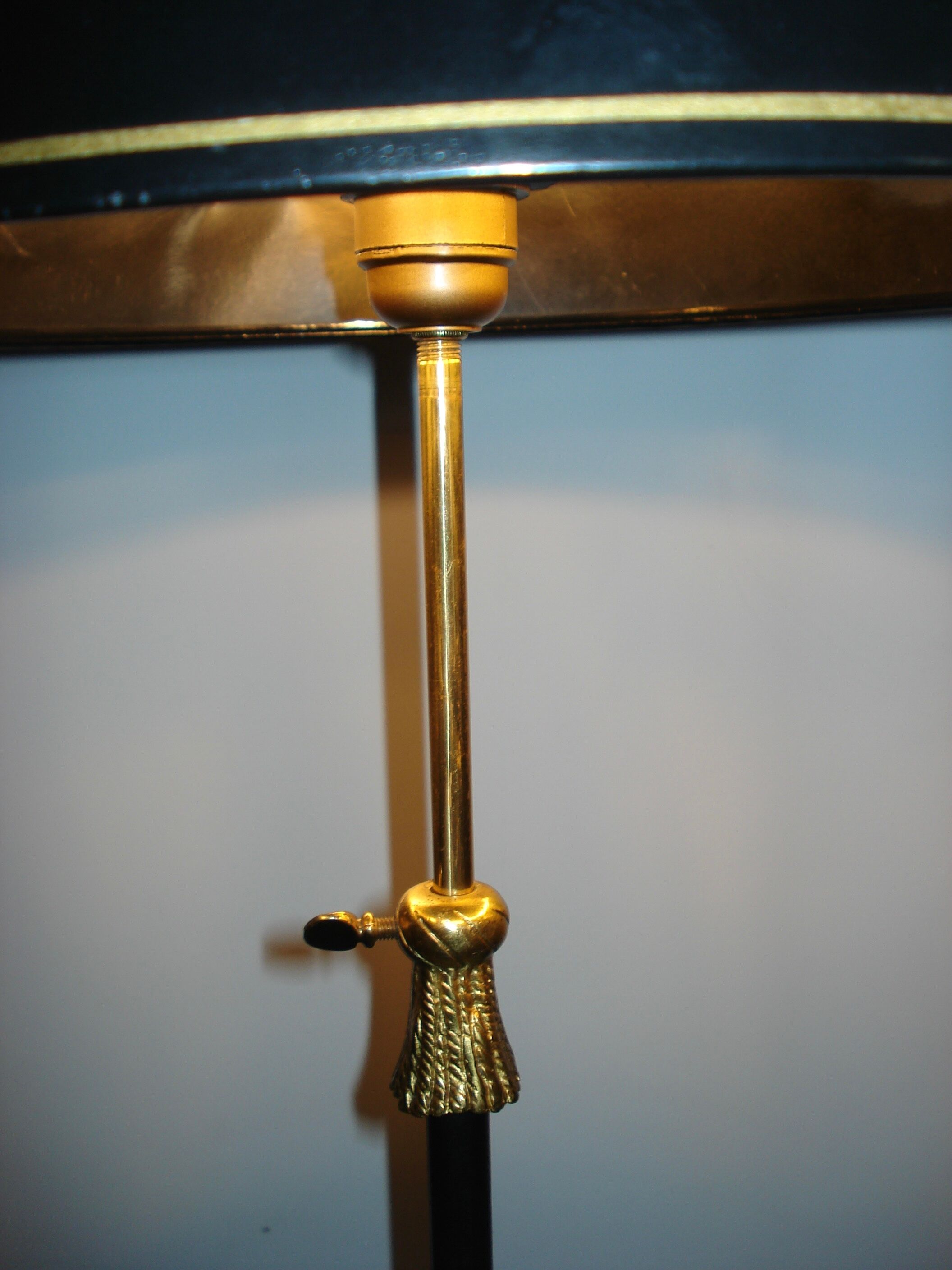 Black metal lamp and brass dore reglable tripod