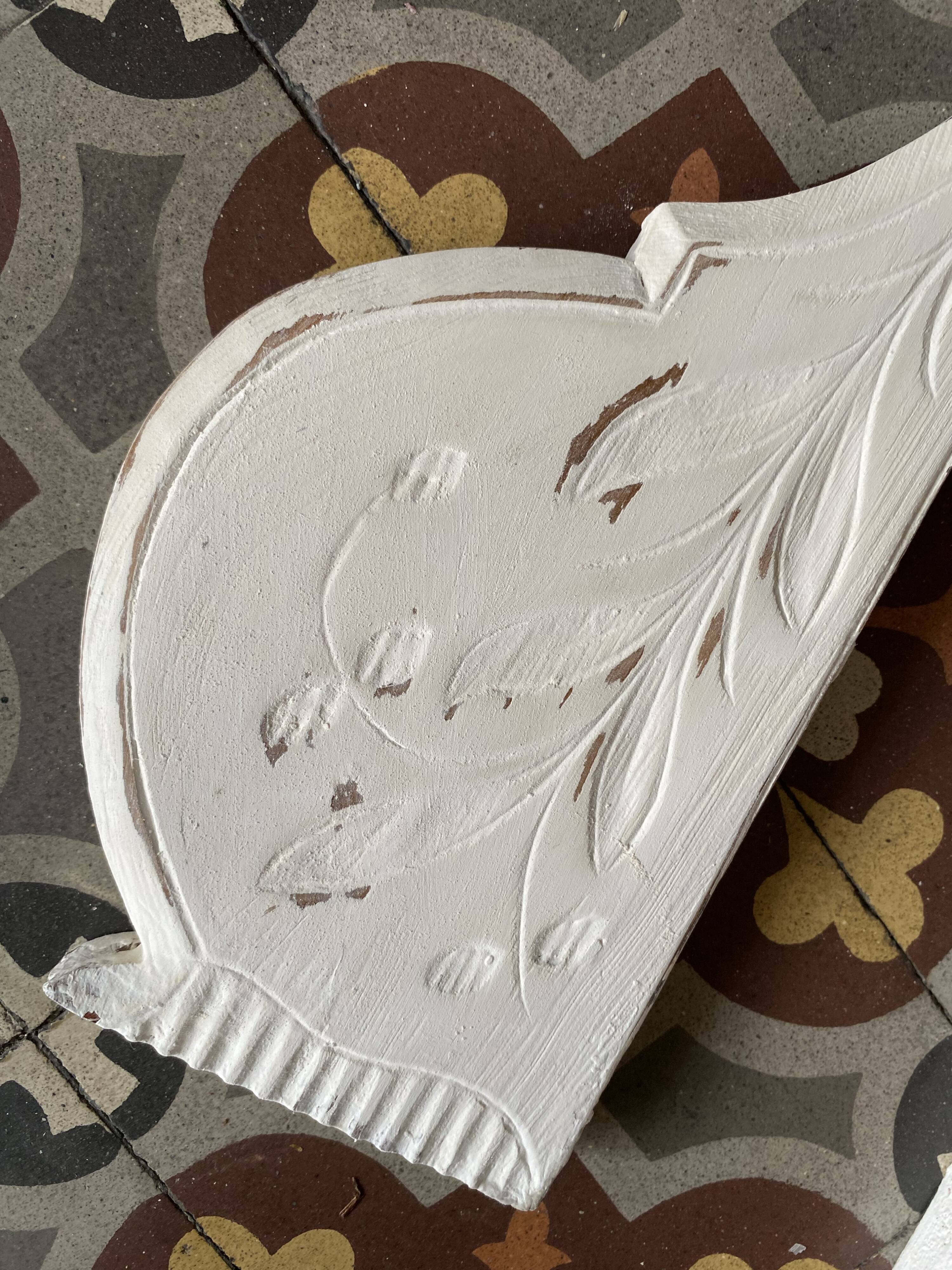 Fronton en bois patiné blanc.