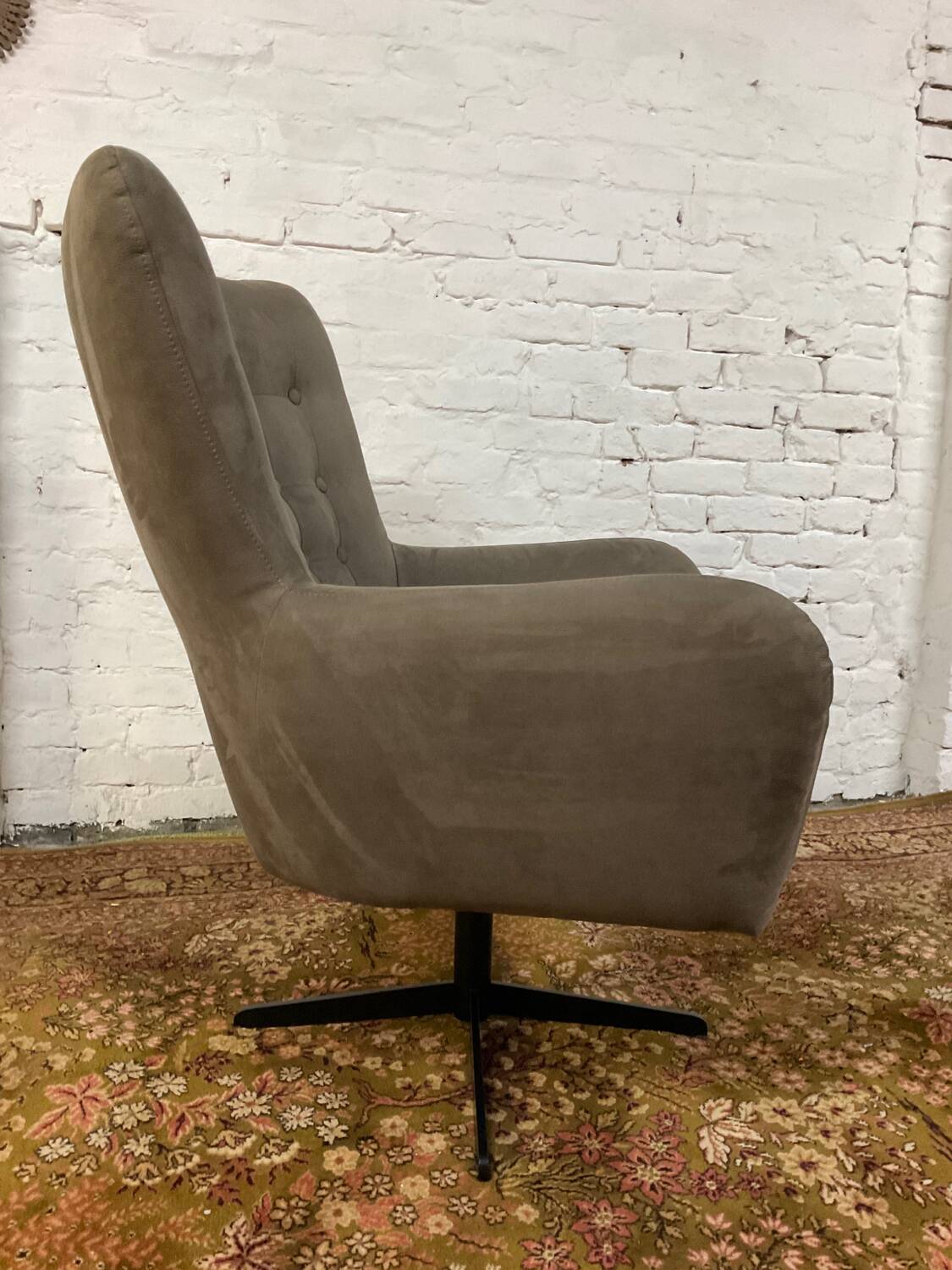 Swivel armchair in velvet fabric and metal