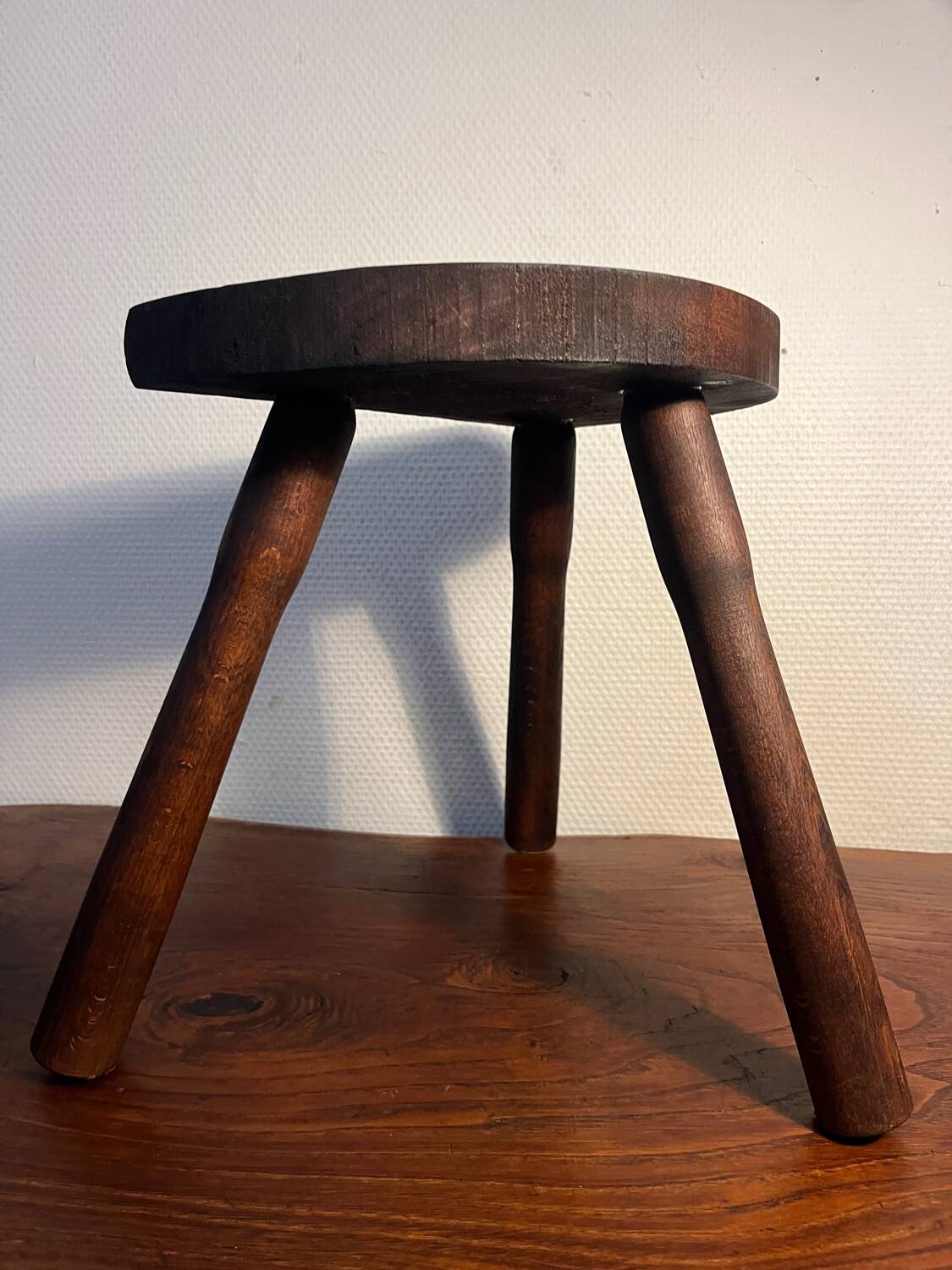 Tabouret tripode en bois