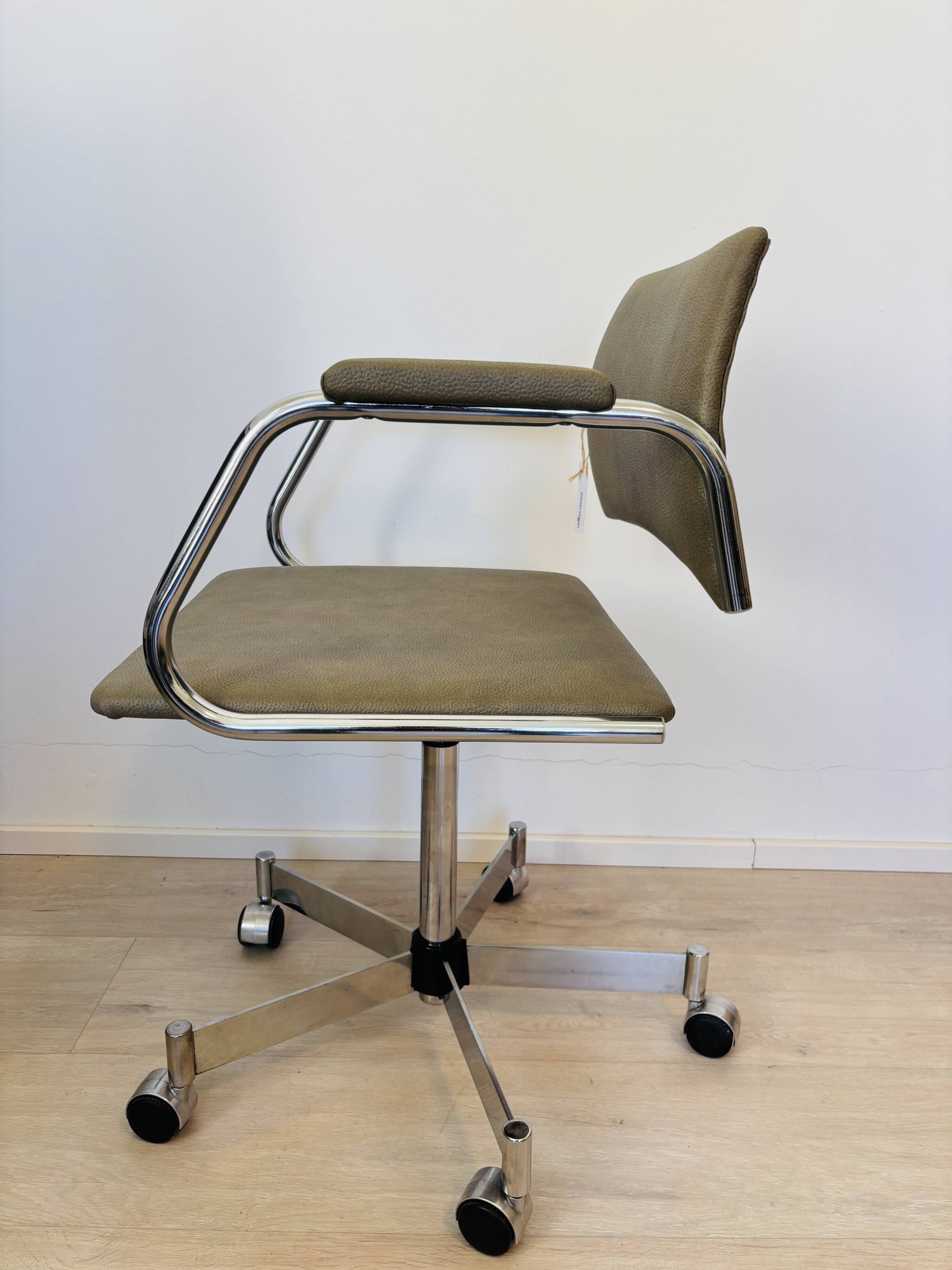Chaise de bureau vintage kaki par Kovona K-380, Tchécoslovaquie années 1970.