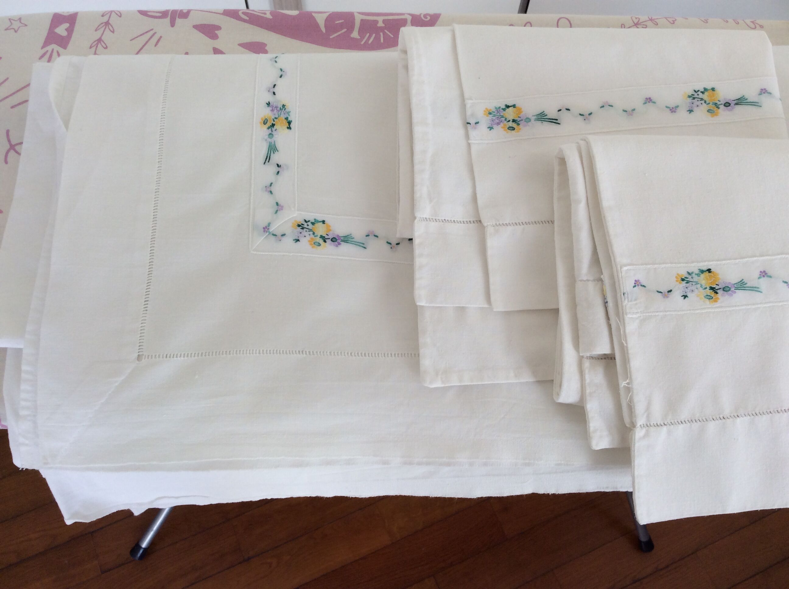 Sheet and pillowcases with small flower embroidered braid