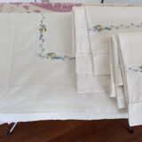 Sheet and pillowcases with small flower embroidered braid