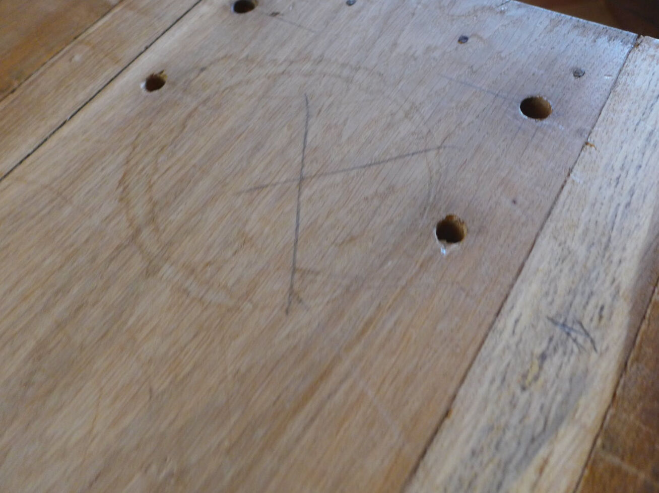 Extendable farm table