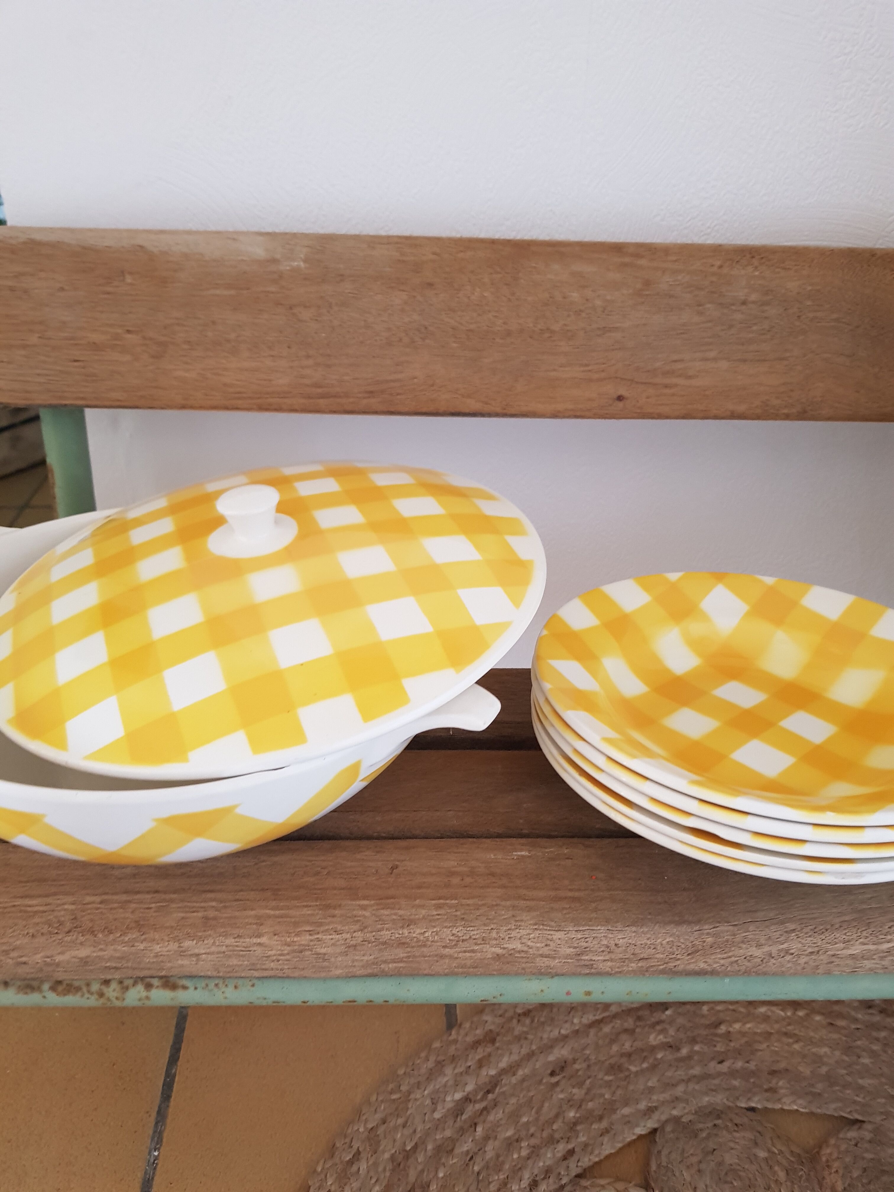 Soupière and 4 plates