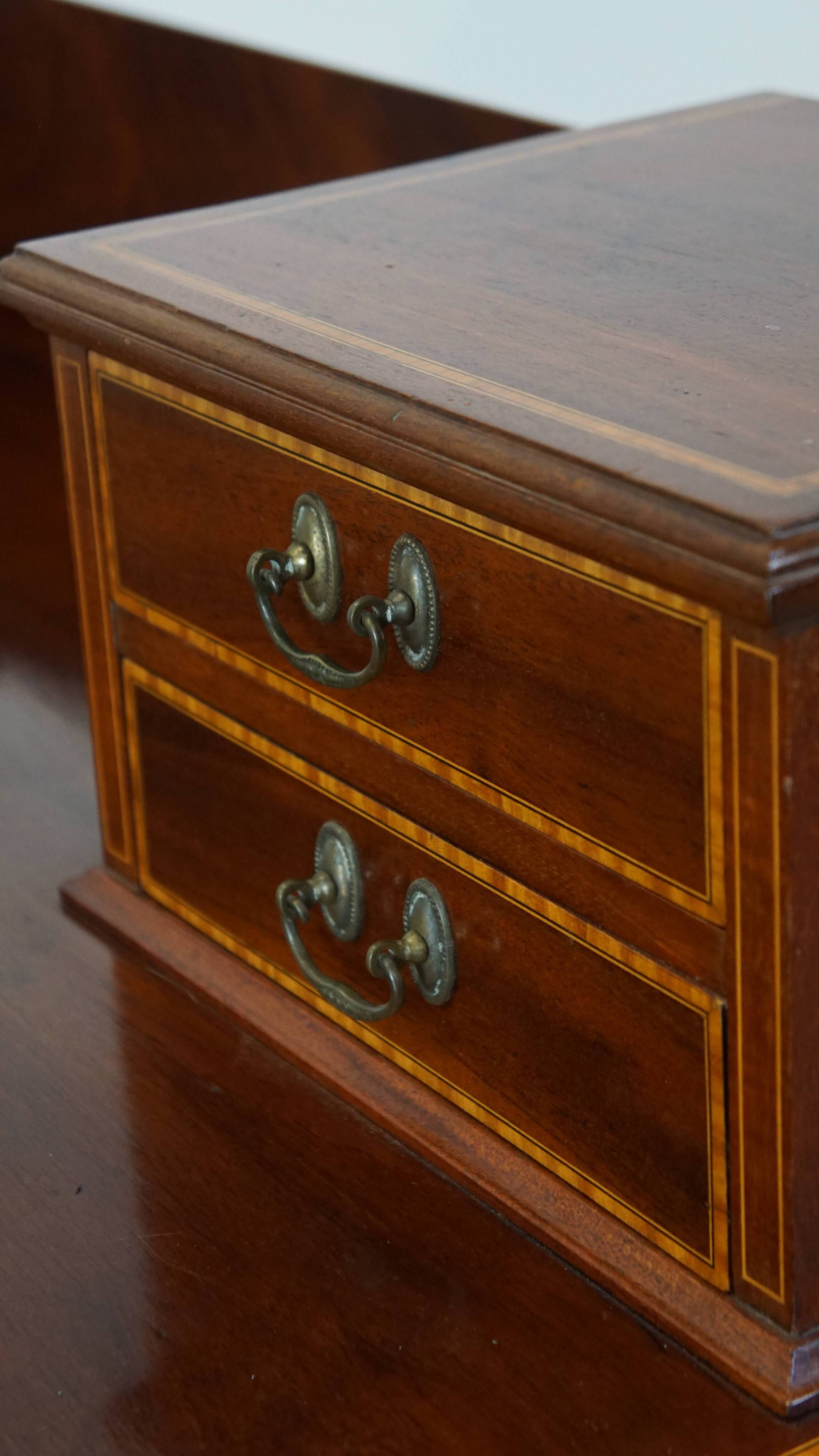 Bureau anglais de style Empire avec marqueterie de bois, XIXe siècle